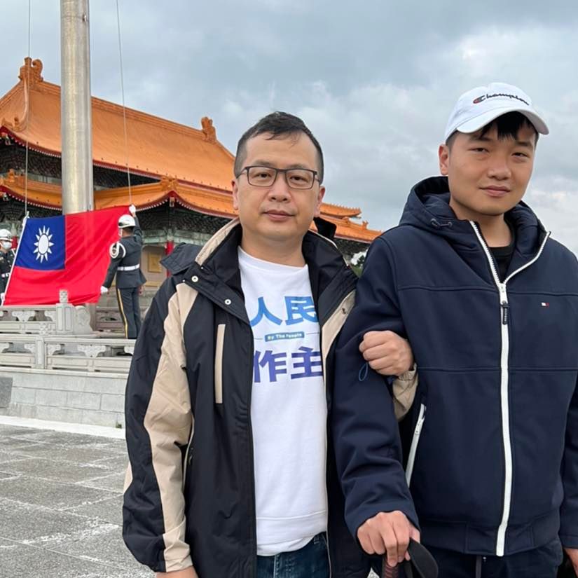 羅智強(左)決定交棒給辦公室主任楊植斗(右),去年2人為了宣傳公投進行絕食。(翻攝自羅智強臉書)