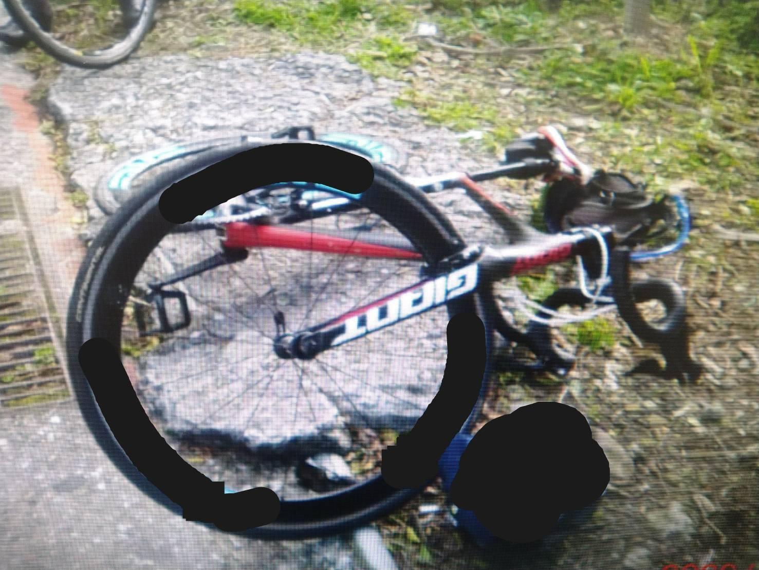 肇事休旅車直接輾壓公路車,造成公路車嚴重毀損。(翻攝畫面)