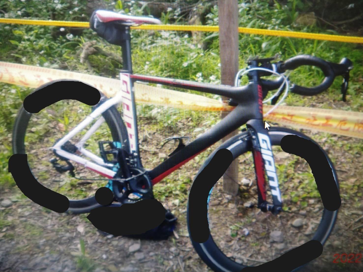 要價十萬元的公路車幾成廢鐵,讓車主心痛不已。(翻攝畫面)