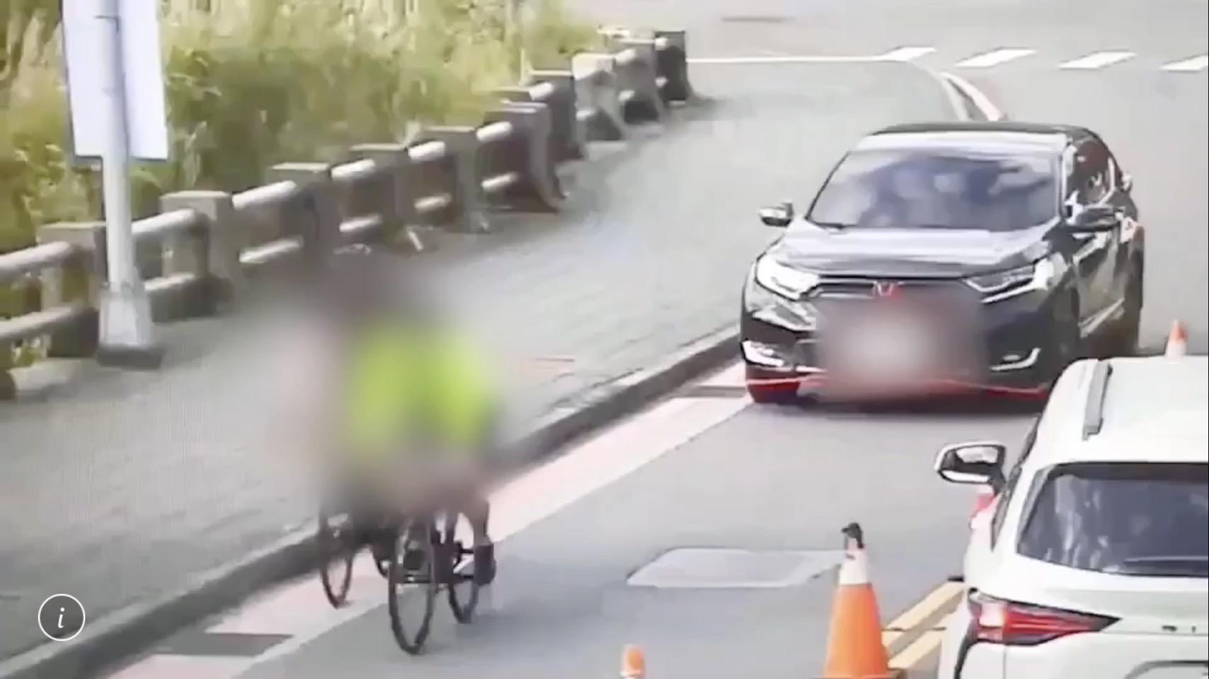休旅車在公路車後方不斷鳴按喇叭欲超車。(翻攝畫面)