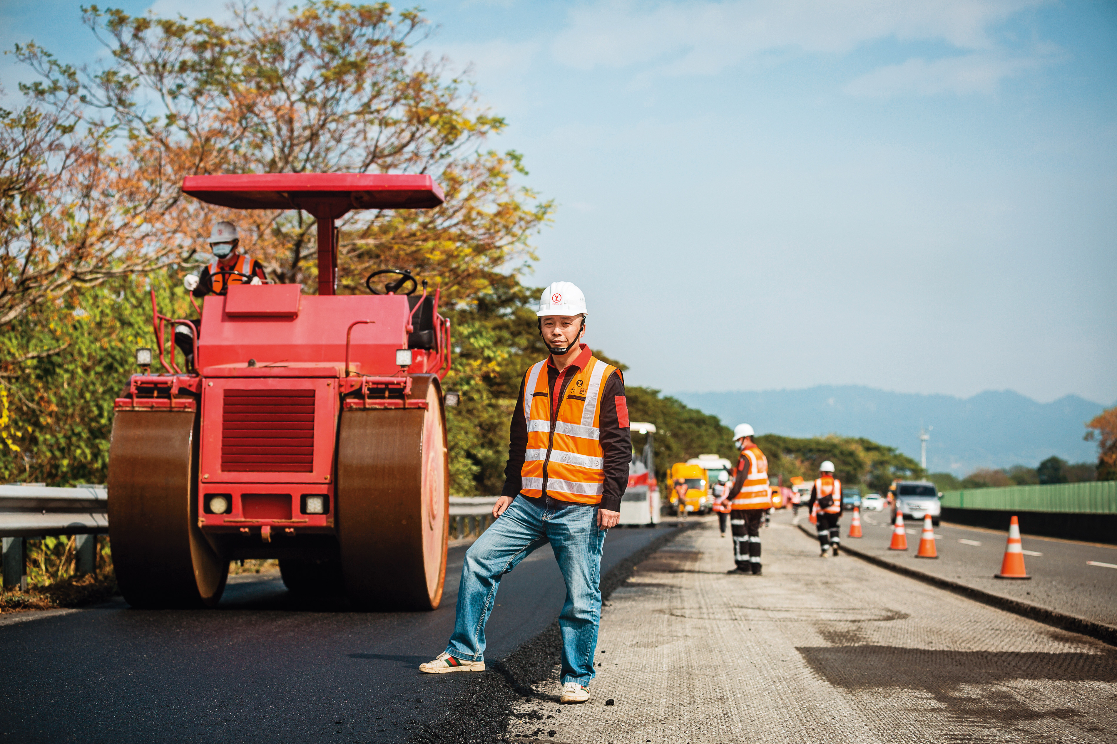 郭晉宏從鋪馬路工人做起，創業開公司，導入新技術與機具，要將傳產翻轉成科技產業。