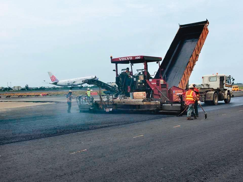 永䥶除了高速公路，也標下桃園機場的跑道整建案子，整修路面時，飛機也在附近起飛降落。（郭晉宏提供）
