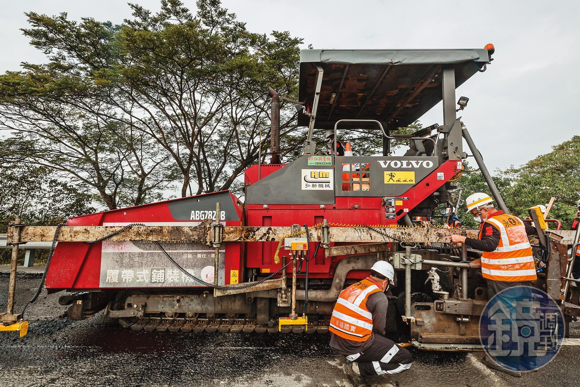 履帶式鋪裝機安裝3D鋪面輔助系統，透過感應器量測、蒐集路面資訊，遇上高低不平處，會調整瀝青鋪設厚度。