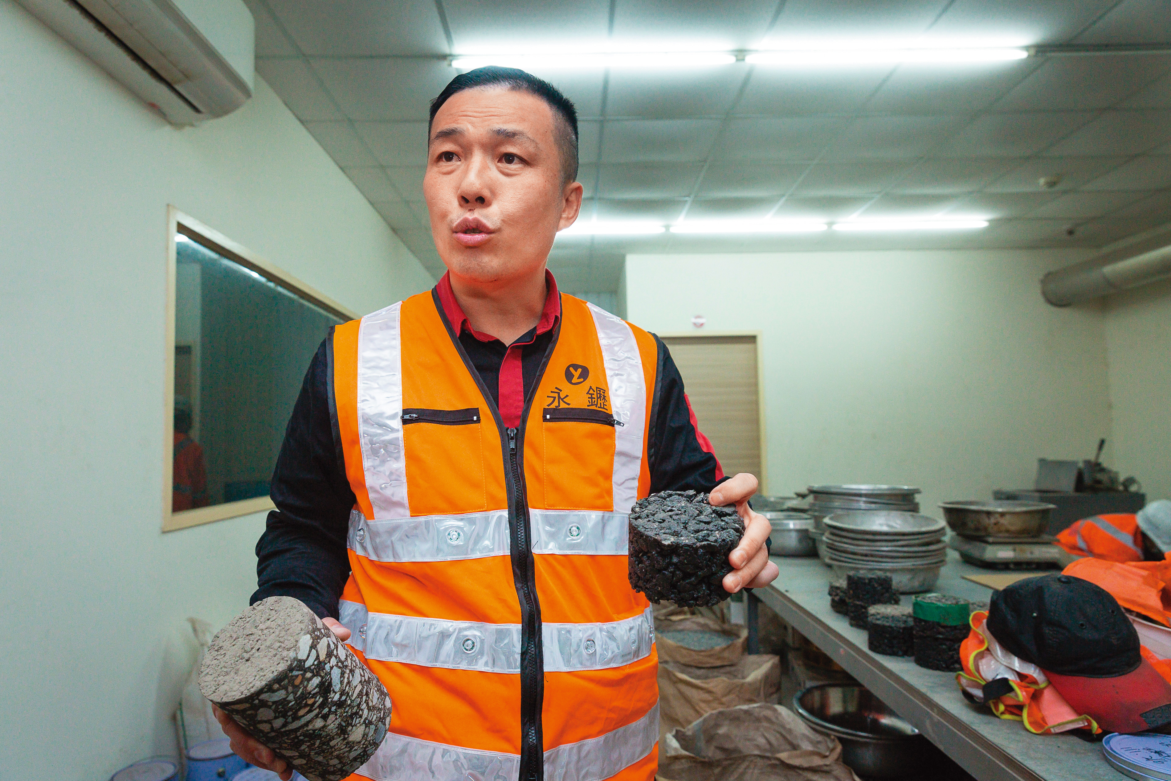 鋪路面的瀝青混凝土調製後需進行試驗，核可才能鋪設，之後還要取樣檢測其密度、壓實度等。