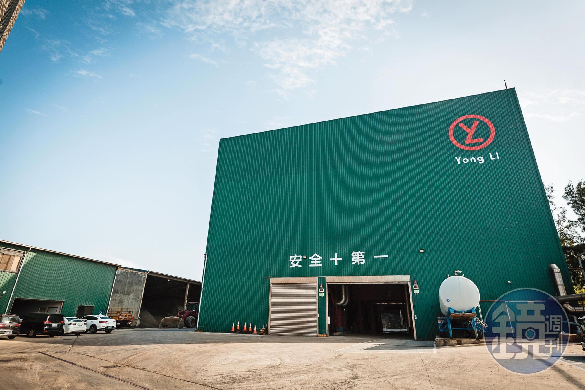 位在桃園觀音的瀝青廠，用鐵皮「封裝」，降低噪音與氣味對周邊住戶的影響。