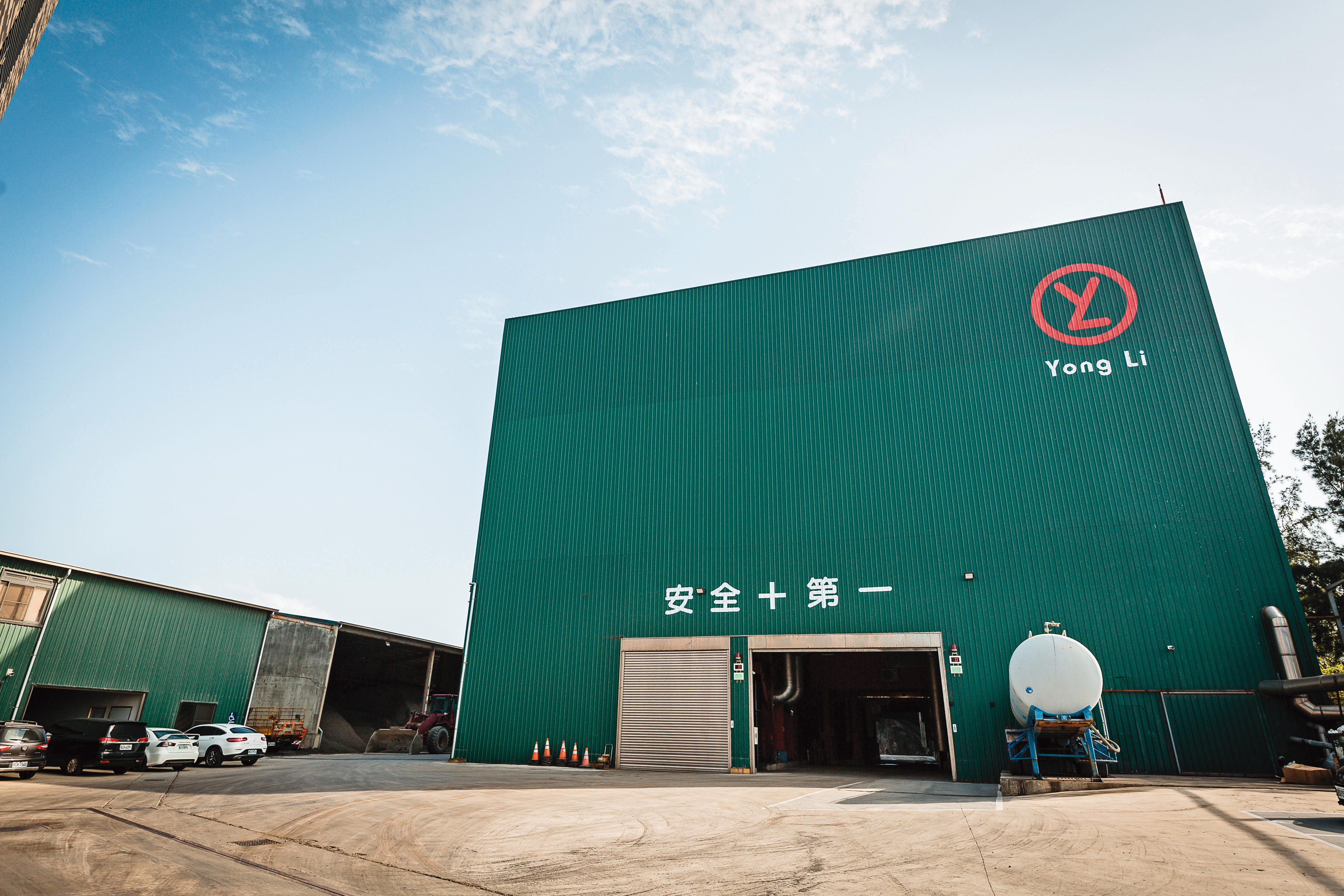 位在桃園觀音的瀝青廠，用鐵皮「封裝」，降低噪音與氣味對周邊住戶的影響。