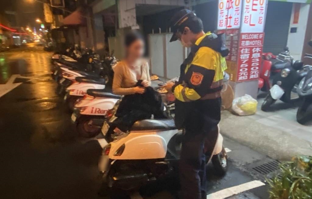 台中員警在雨中替正妹找到機車，協助其順利返家。（翻攝畫面）