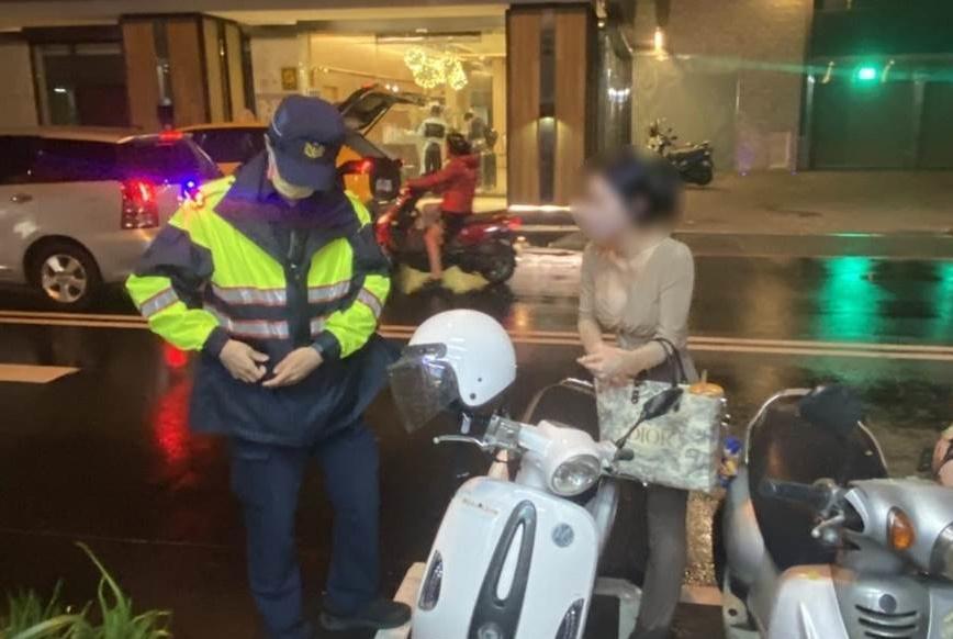 台中員警在雨中替正妹找到機車,協助其順利返家。(翻攝畫面)