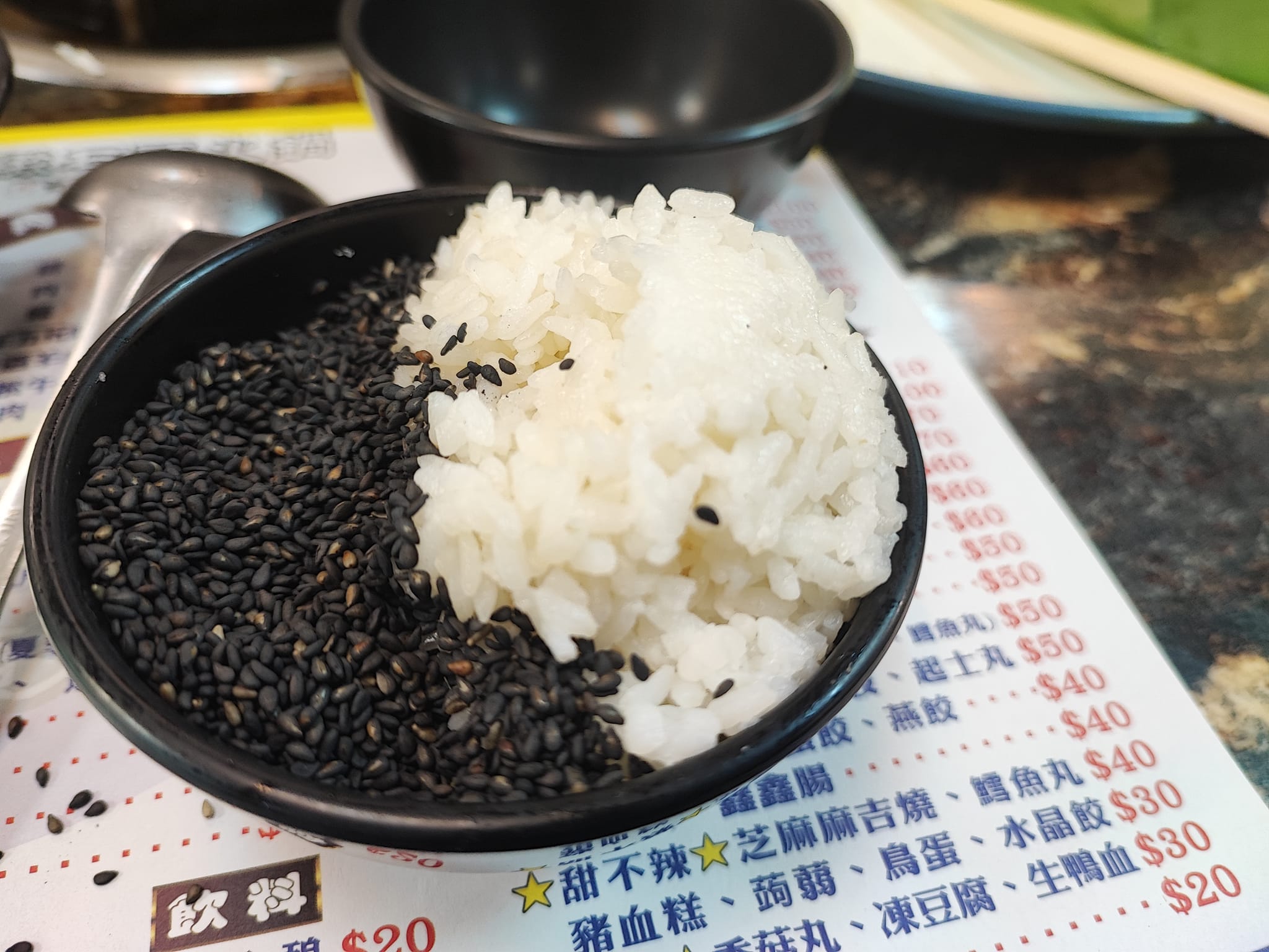 有網友吃小火鍋時，請求店員將白飯客製化成「飯少芝麻多」，結果最後端出來的竟變成「陰陽飯」。（翻攝自爆廢公社公開版）