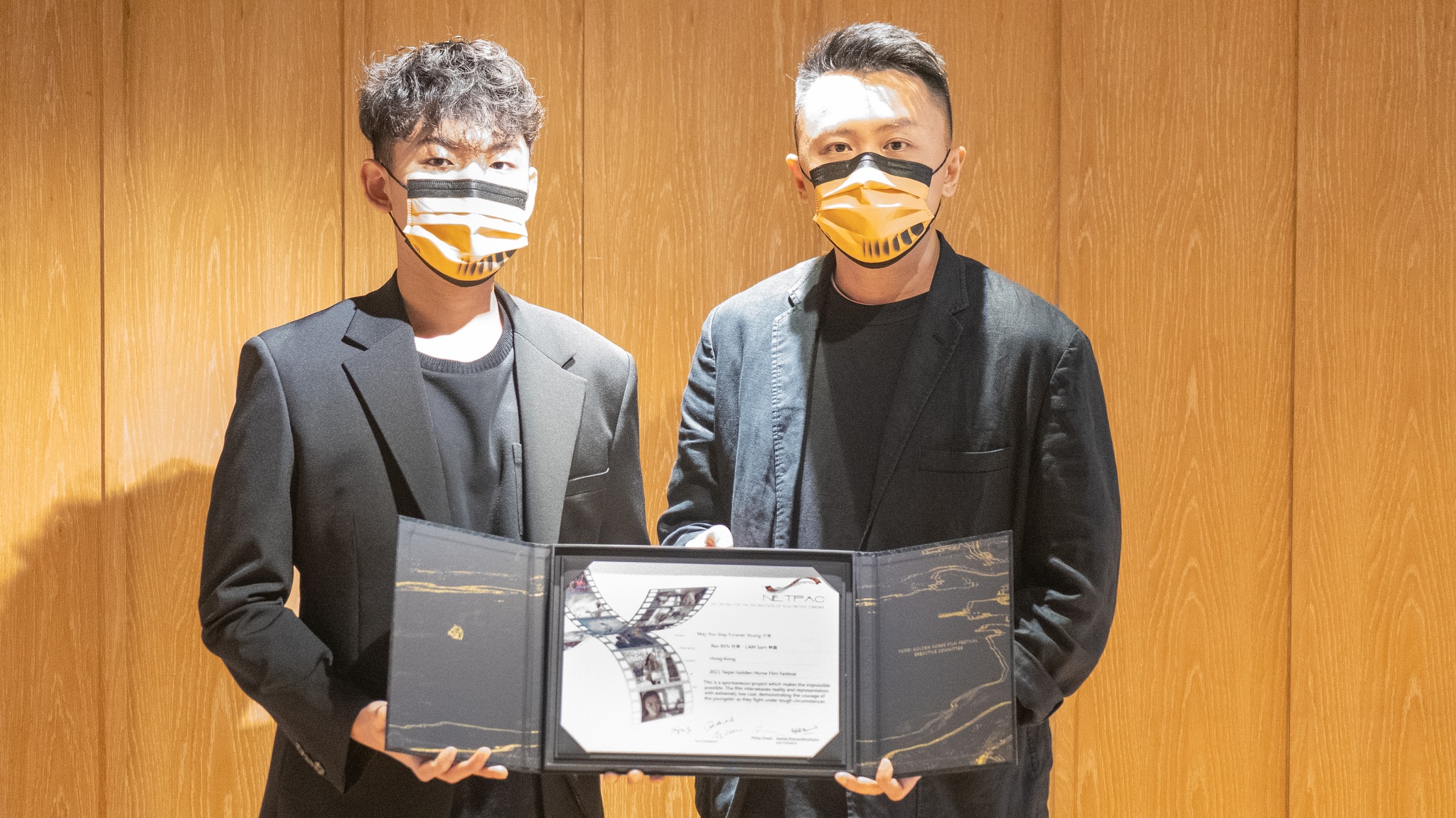 《少年》去年獲頒亞洲電影奈派克獎,來台出席金馬盛會的導演任俠(右)偕該片演員孫君陶(左)一起領獎。(翻攝自金馬獎臉書)