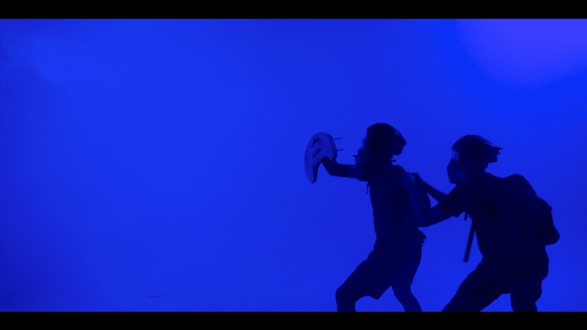 由於資源有限，片中呈現街頭抗爭事件的畫面是在攝影棚內拍攝。（光年映畫提供）