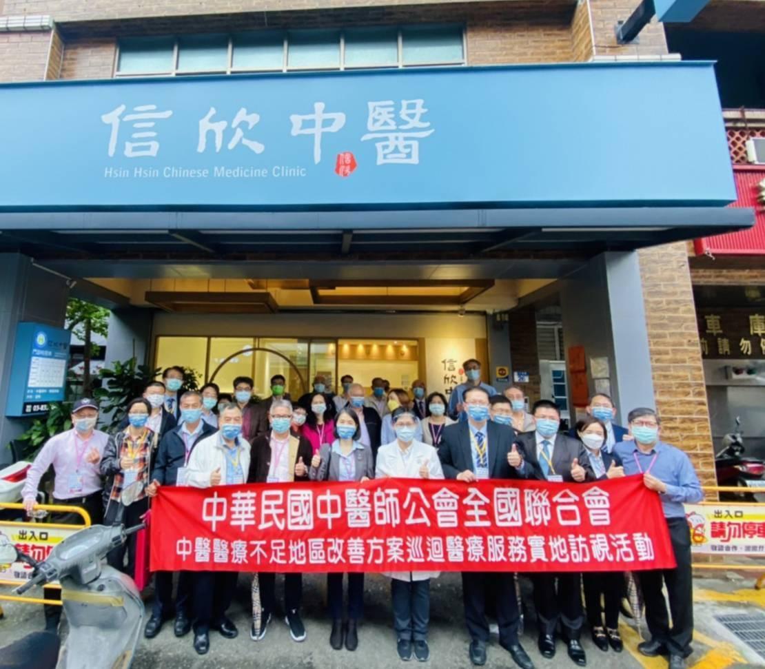 中華民國中醫師公會全國聯合會理事長柯富揚近日展開「中醫醫療資源不足地區巡迴醫療訪視活動」。（中醫師公會全國聯合會提供）