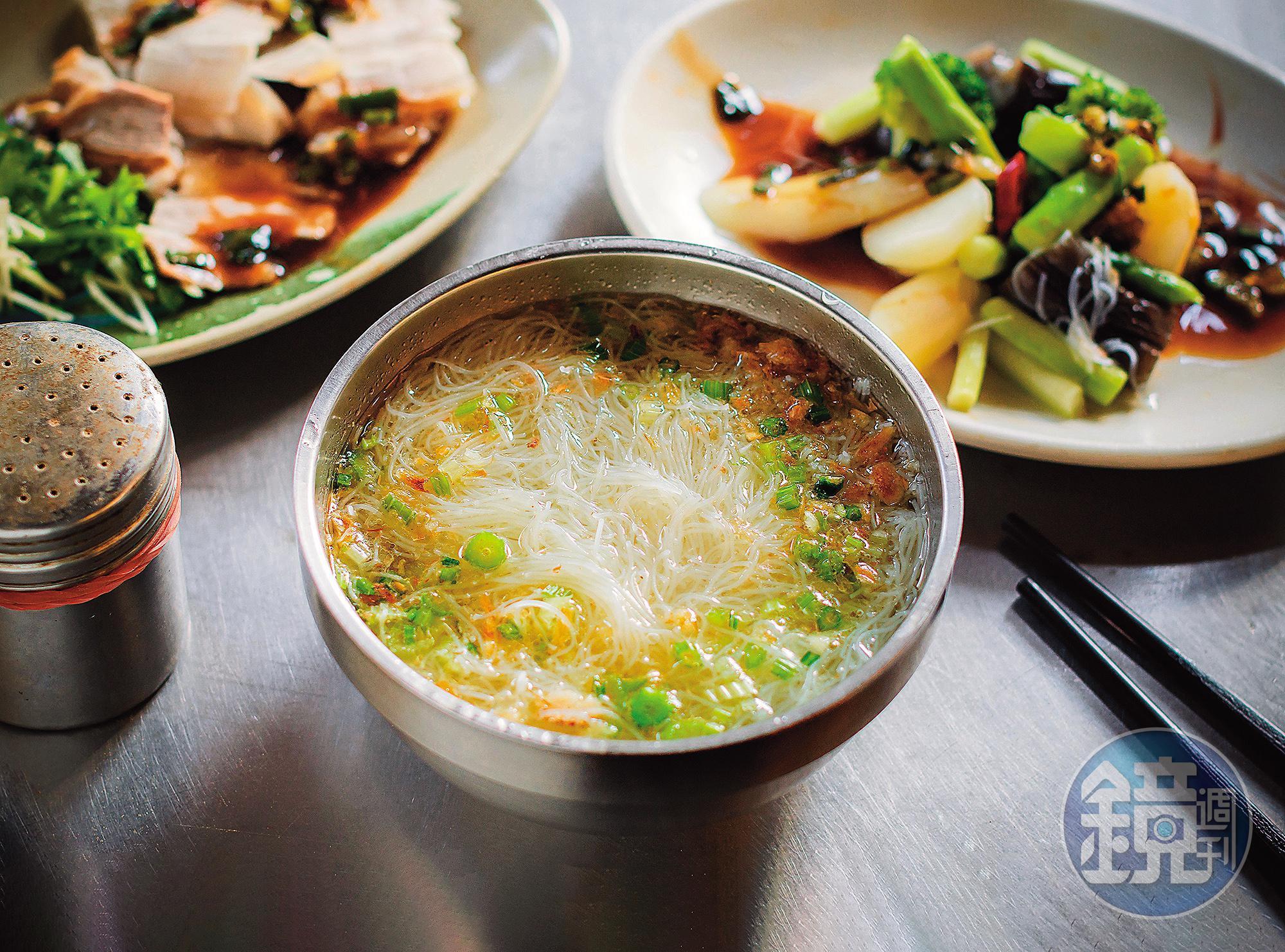 「細米粉湯」（前，25元／碗）搭配芹菜、白胡椒粉與鮮甜的湯頭，虜獲許多老饕的胃。（右後，燙青菜50元／份、左後，白切三層肉50元／份）
