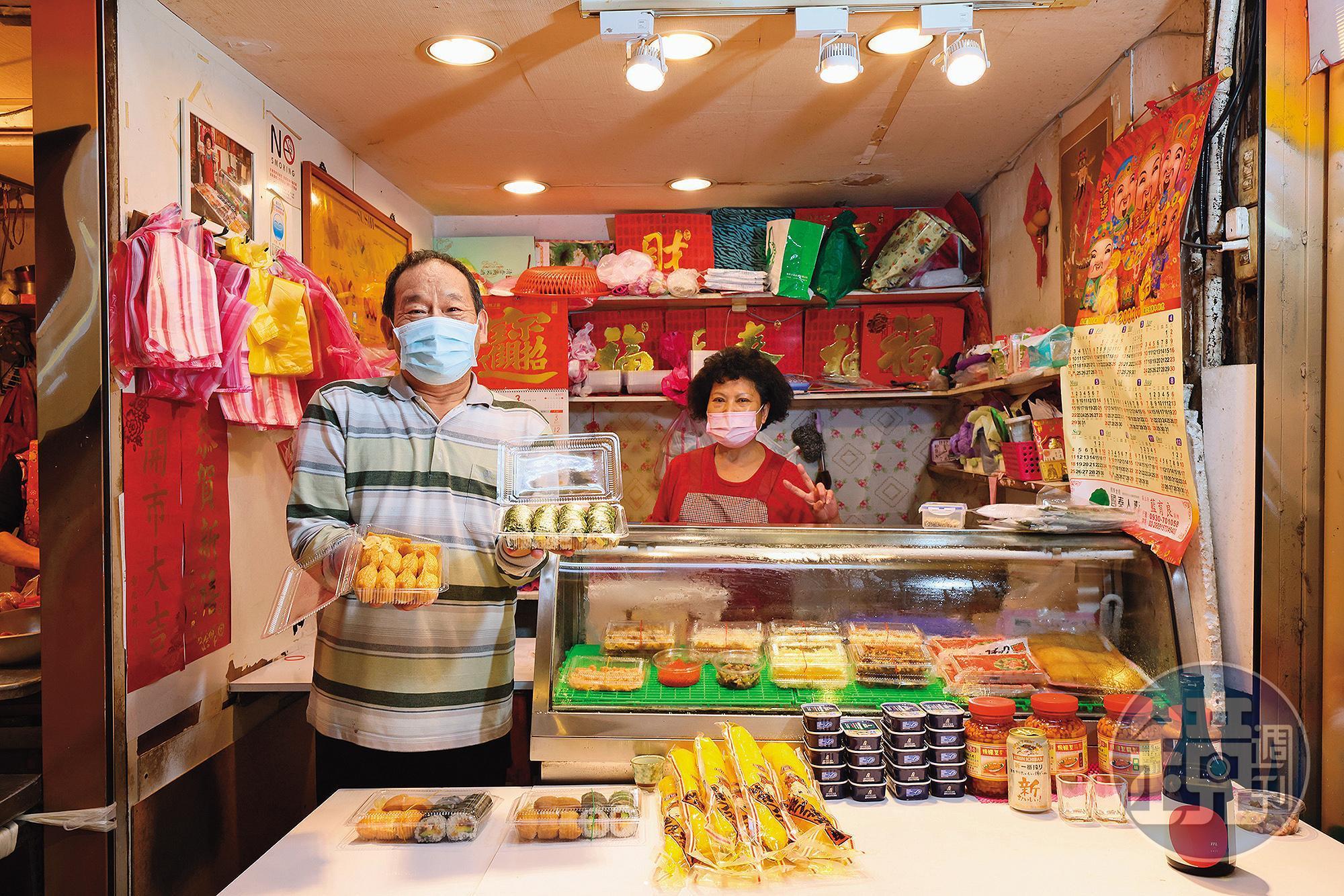鶴壽司的老闆曾開過壽司店，現在以外帶店提供客人樸實無華的美味壽司。