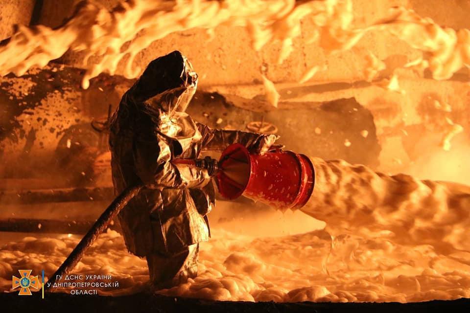 烏克蘭聶伯城遭俄軍砲擊，油庫爆炸火勢驚人。（翻攝自聶伯城當局臉書）