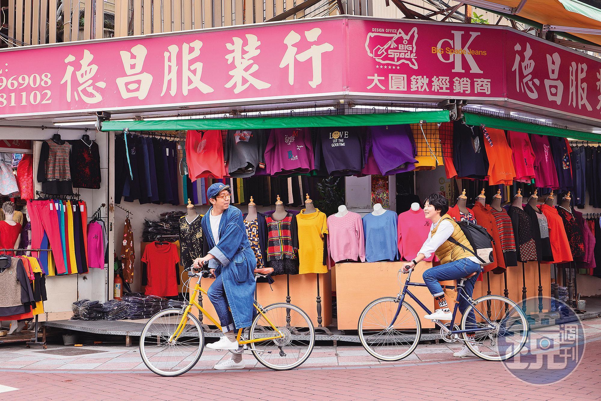 在萬華龍山商場旁，聚集許多服裝行。