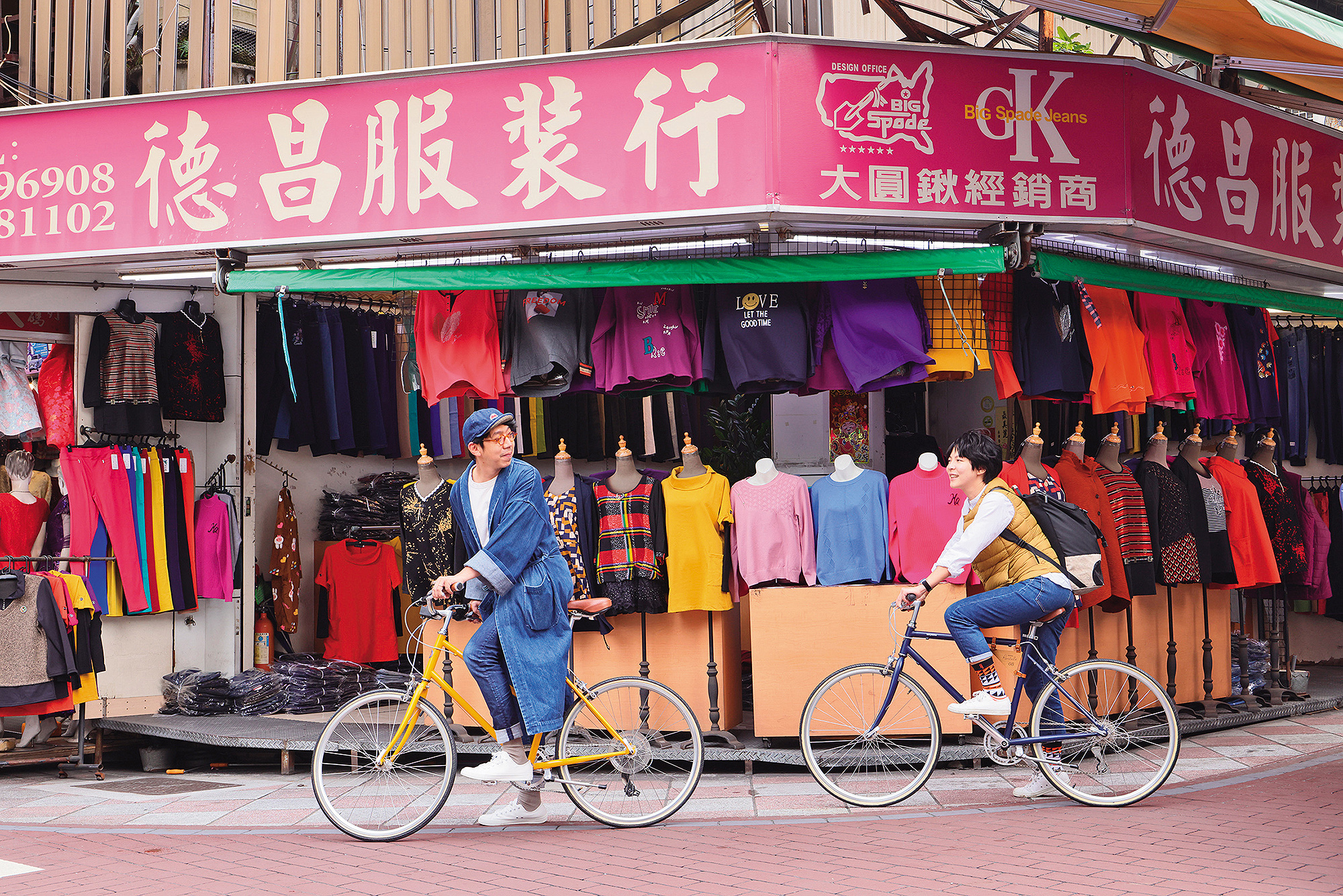 在萬華龍山商場旁，聚集許多服裝行。