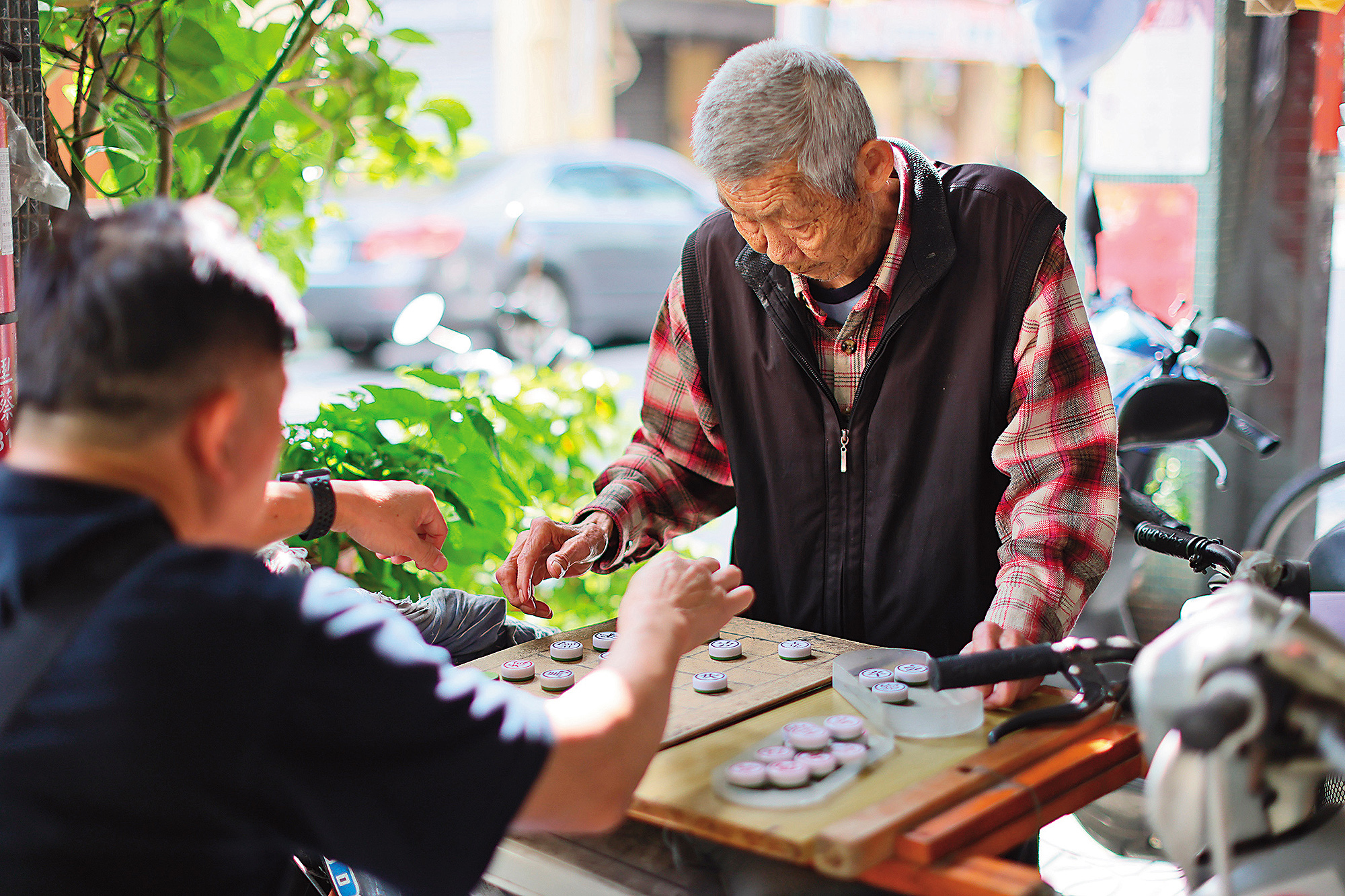 萬華街頭常見長者圍在一起聊天或下棋。