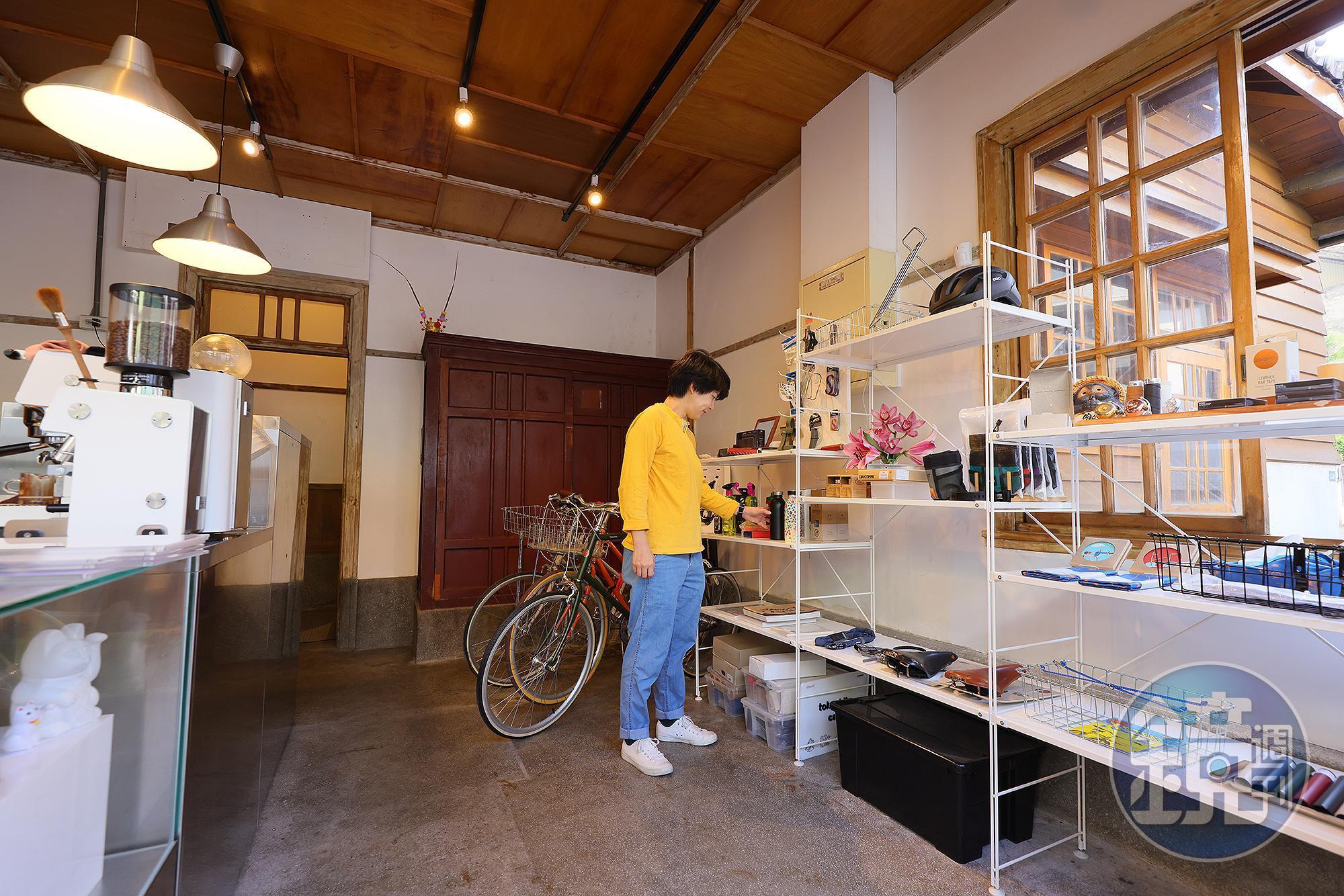 tokyobike Taiwan不只賣單車、配件、提供維修保養，也銷售各種單車生活，像是英國brooks與澳洲Knog的單車配件，或是Viva bell日式手作車鈴等。