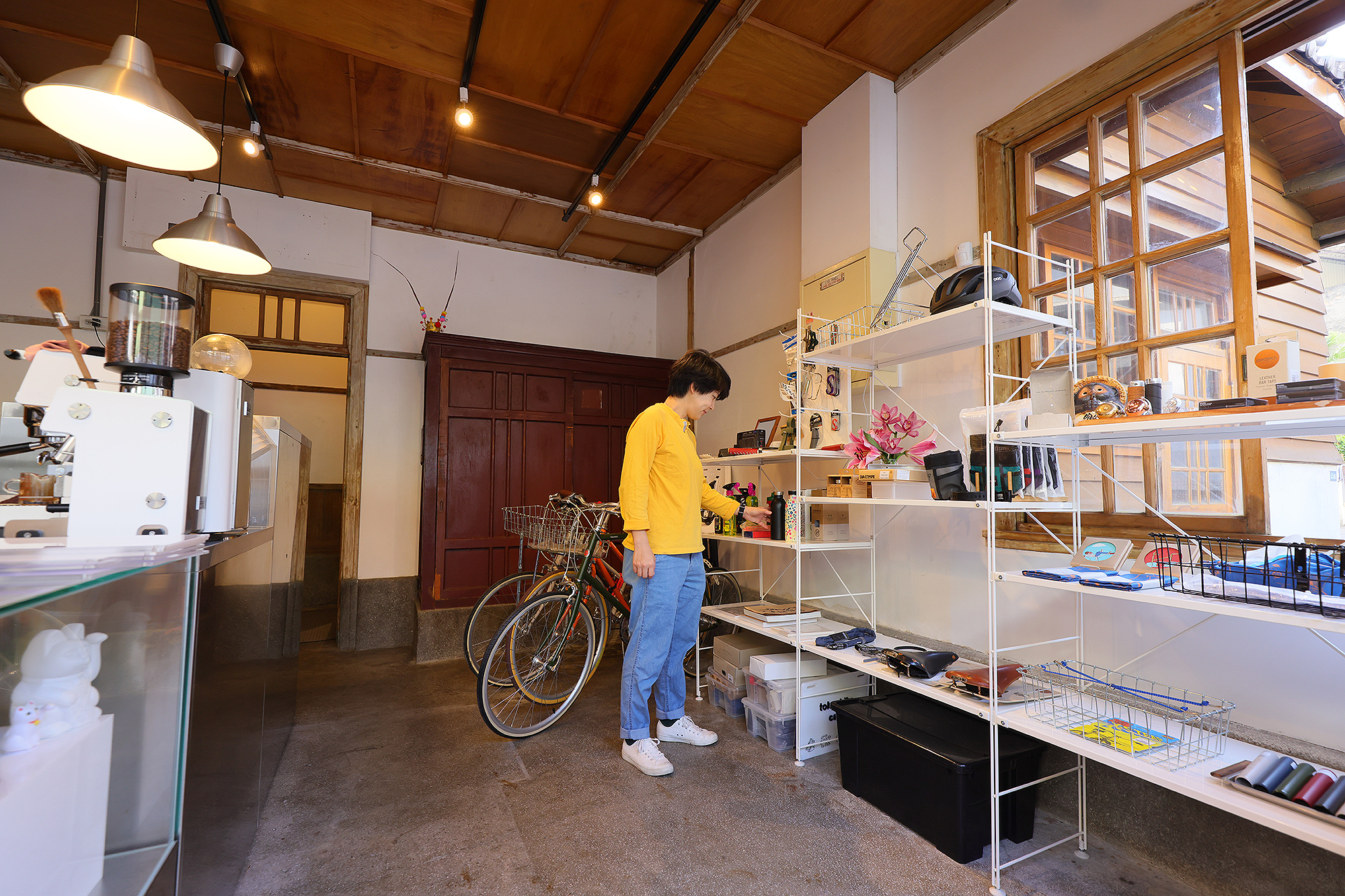 tokyobike Taiwan不只賣單車、配件、提供維修保養，也銷售各種單車生活，像是英國brooks與澳洲Knog的單車配件，或是Viva bell日式手作車鈴等。