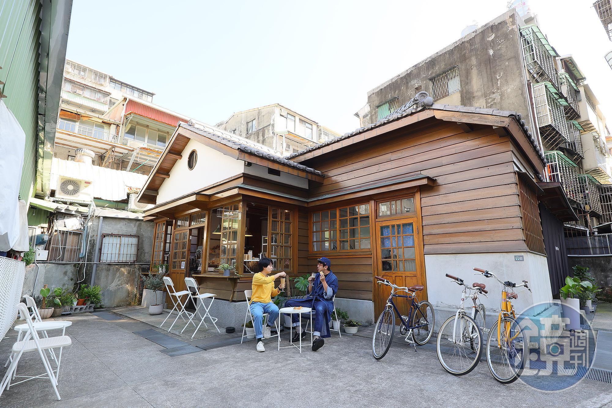 tokyobike的正門口充滿日式老房子的懷舊氛圍，並提供戶外用餐空間。