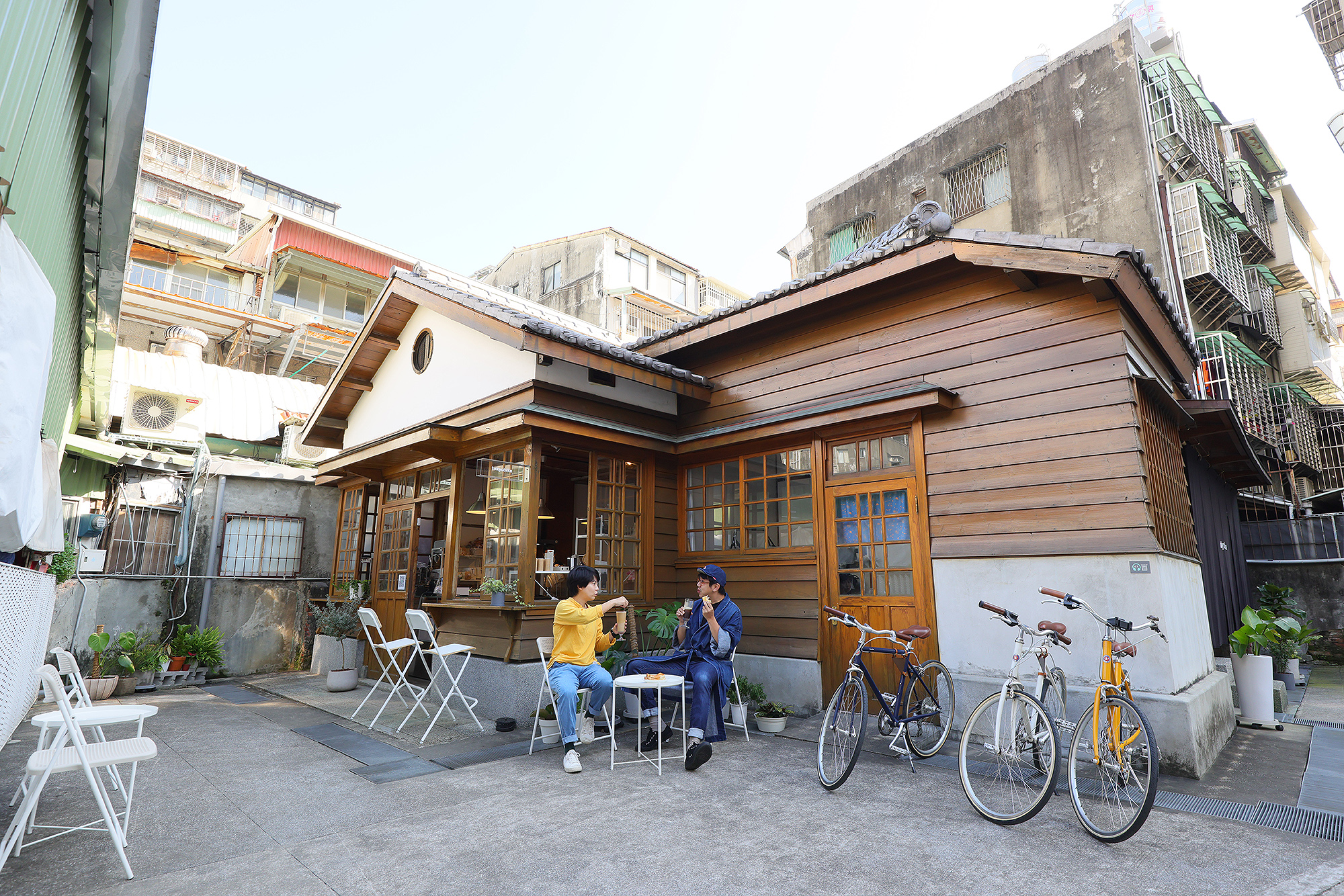 tokyobike的正門口充滿日式老房子的懷舊氛圍，並提供戶外用餐空間。