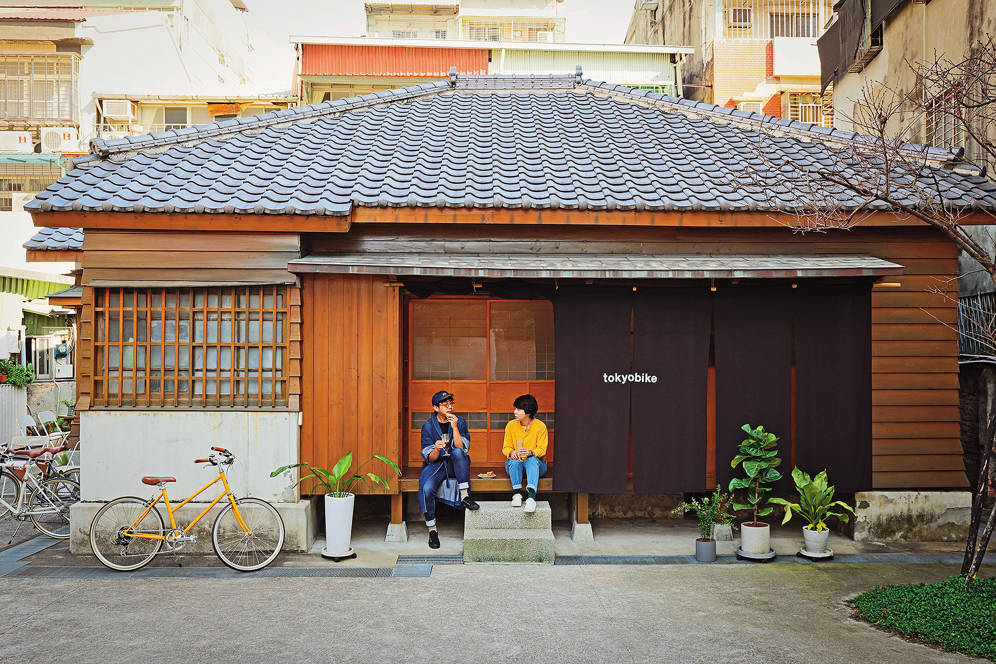 「tokyobike Taiwan新富町」座落在台北新富町文化市場旁的日式老屋裡，地點隱密且鬧中取靜。