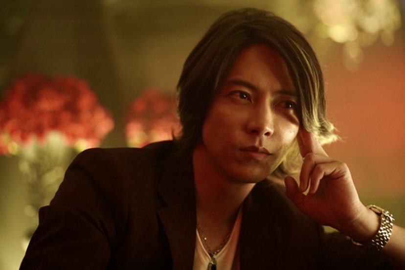 山下智久在《TOKYO VICE》是首席牛郎，他在記者會上自嘲與其說是「魅力十足」，不如叫「混帳牛郎」比較貼切。（網路圖片）