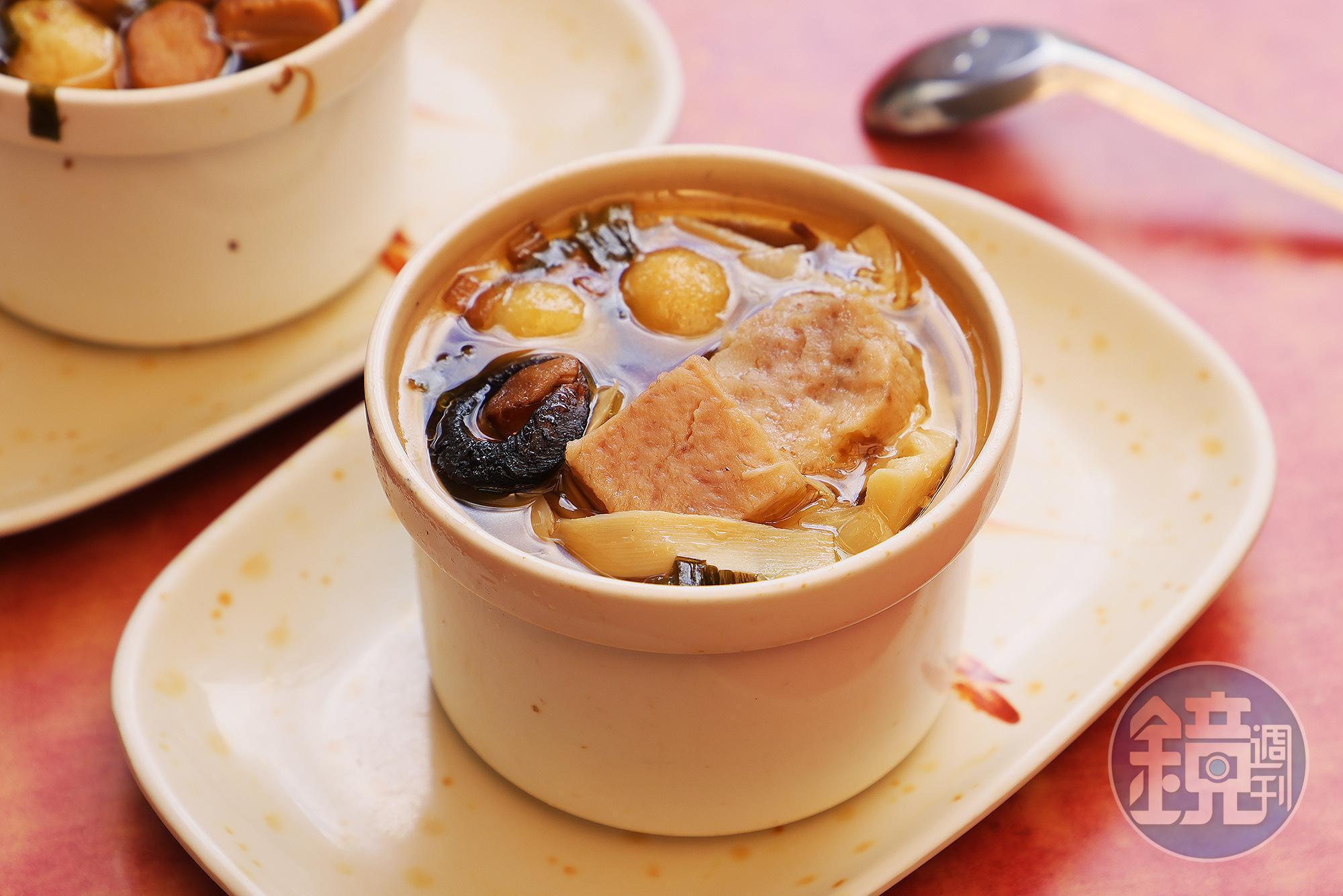 食材都快滿出碗外的「佛跳牆」，一碗百元有找。（85元／碗）