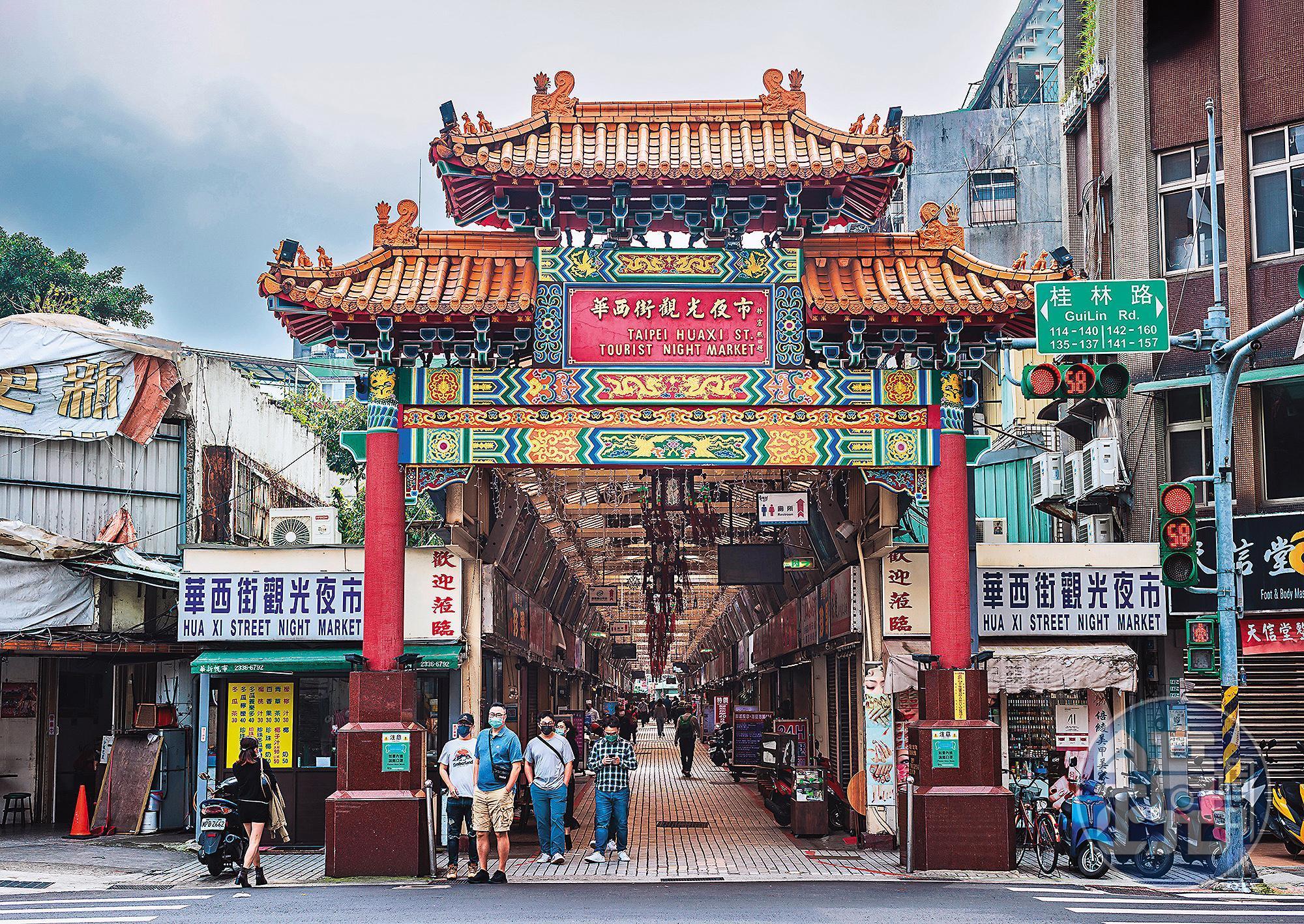 華西街雖是觀光夜市，但很多店家中午就開始營業。
