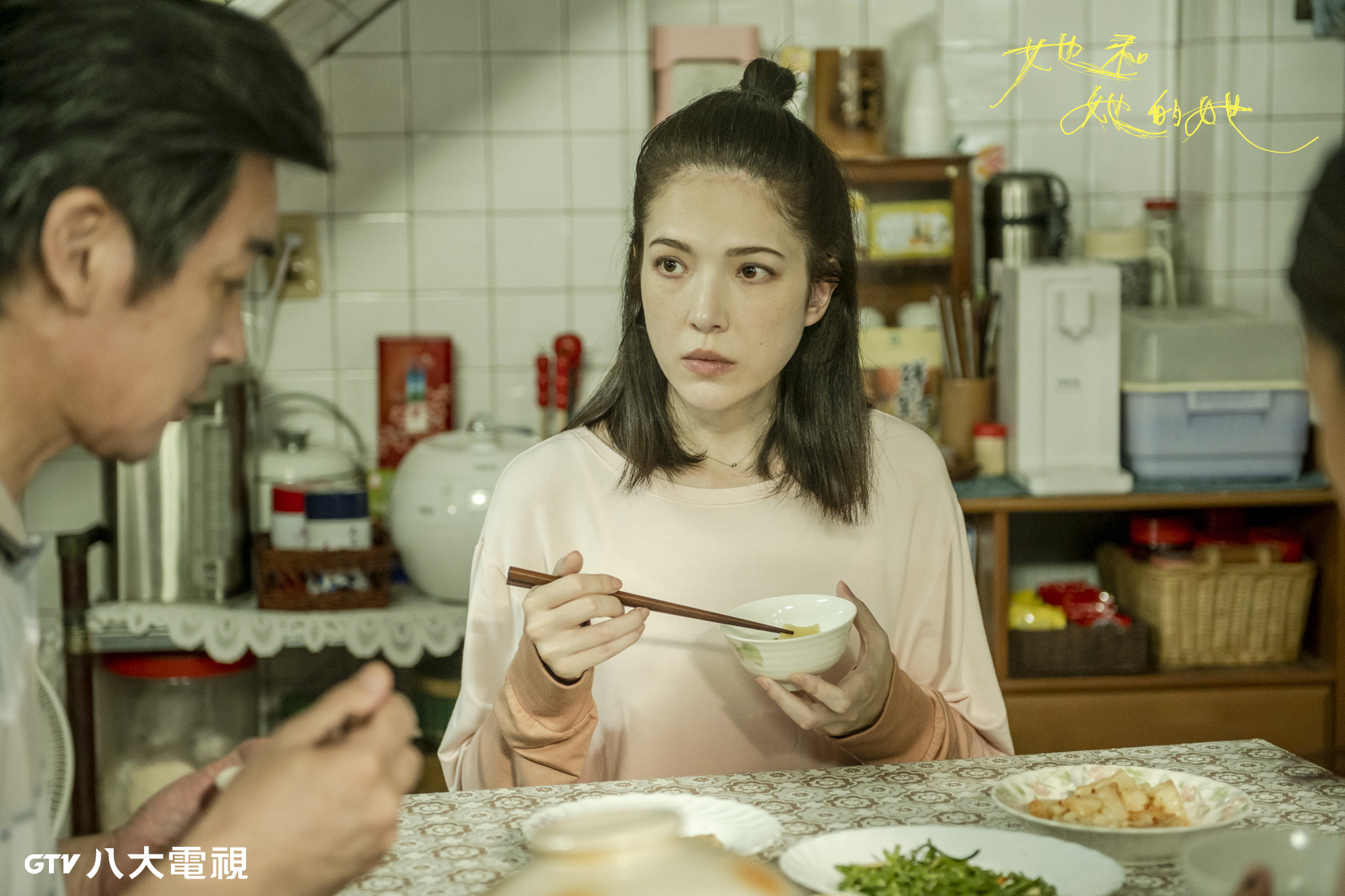 許瑋甯開玩笑抱怨吃飯的戲菜色都很好，會忍不住一直夾菜。（八大提供）