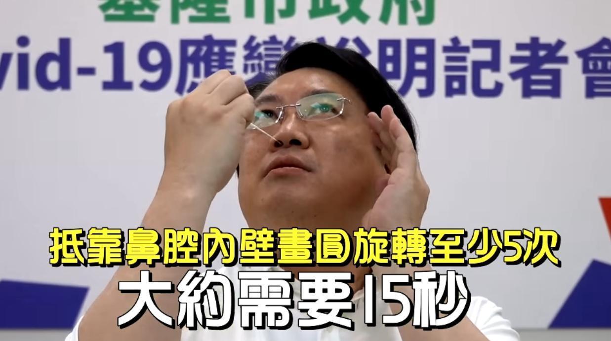林右昌親自拍影片示範如何使用快篩試劑，呼籲對疫情有疑慮的民眾自行快篩。（翻攝自林右昌UChange臉書）