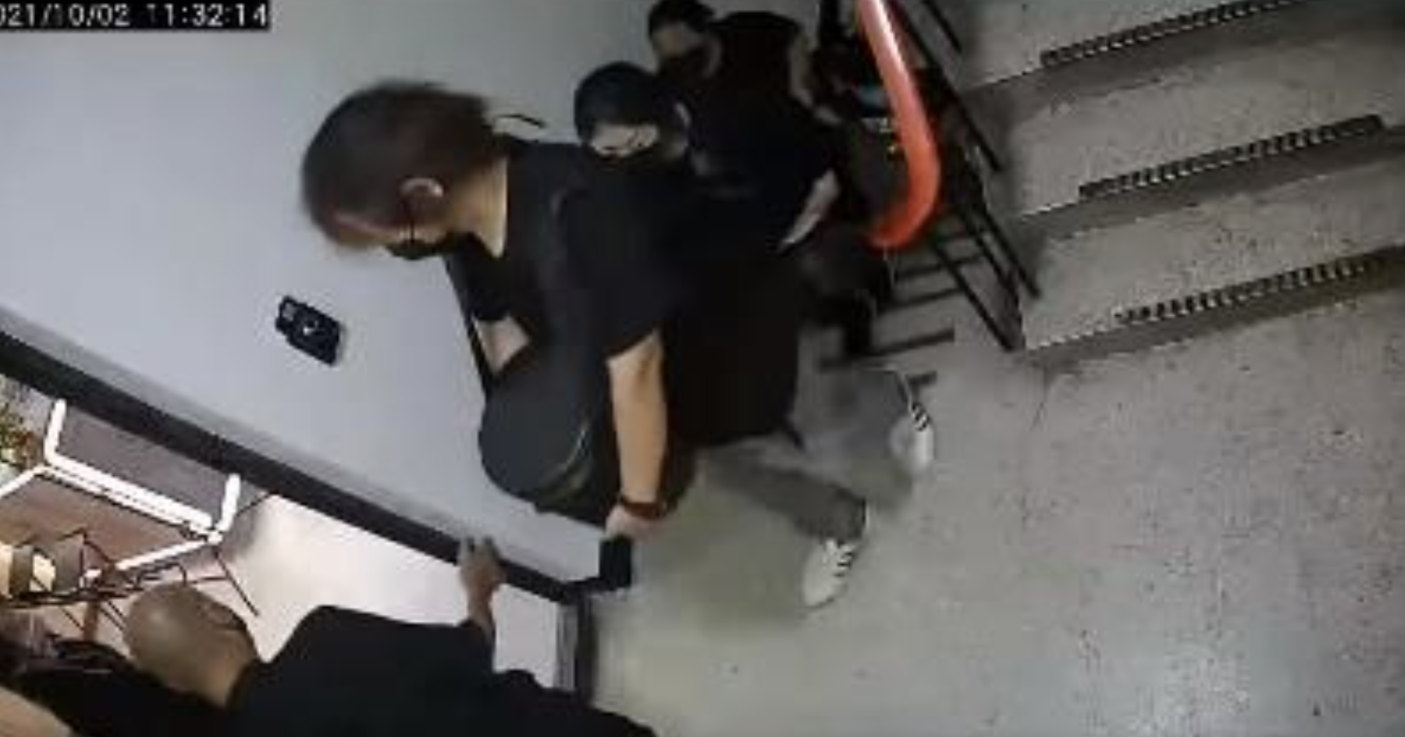 台北市某公寓出租給喪家做法事設靈堂,住戶抗議「每天在你家門口叫魂,亮亮聲響」。(翻攝爆料公社)