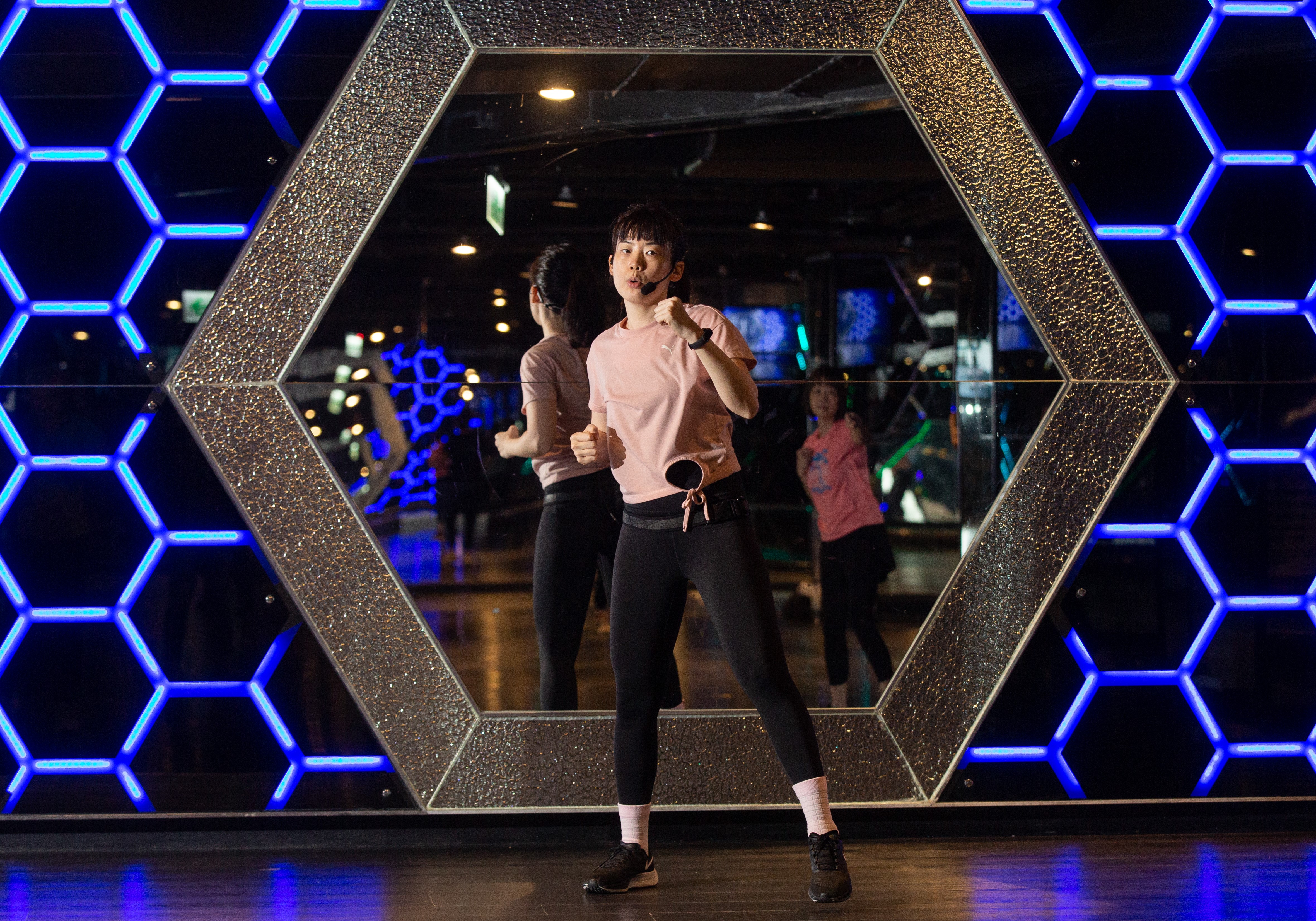 曾在《中國時報》、《聯合報》、《壹週刊》等主流媒體擔任美食旅遊記者的邱雯敏（小八），2020年因《壹週刊》收攤轉換跑道，現今是World Gym的正職有氧教練。