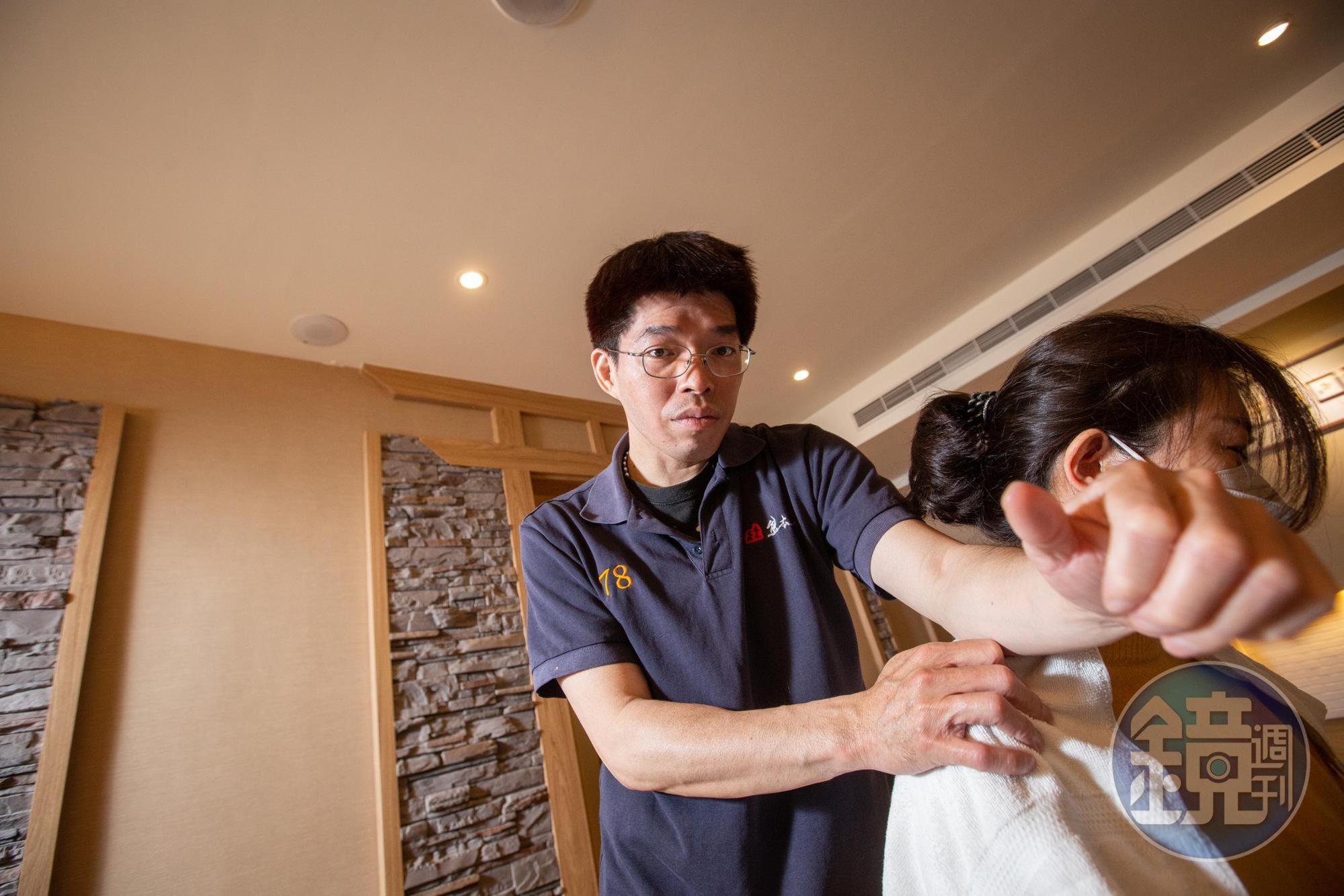 在《蘋果日報》資料室擔任過7年專員的林志軒,如今是專業的按摩師傅。