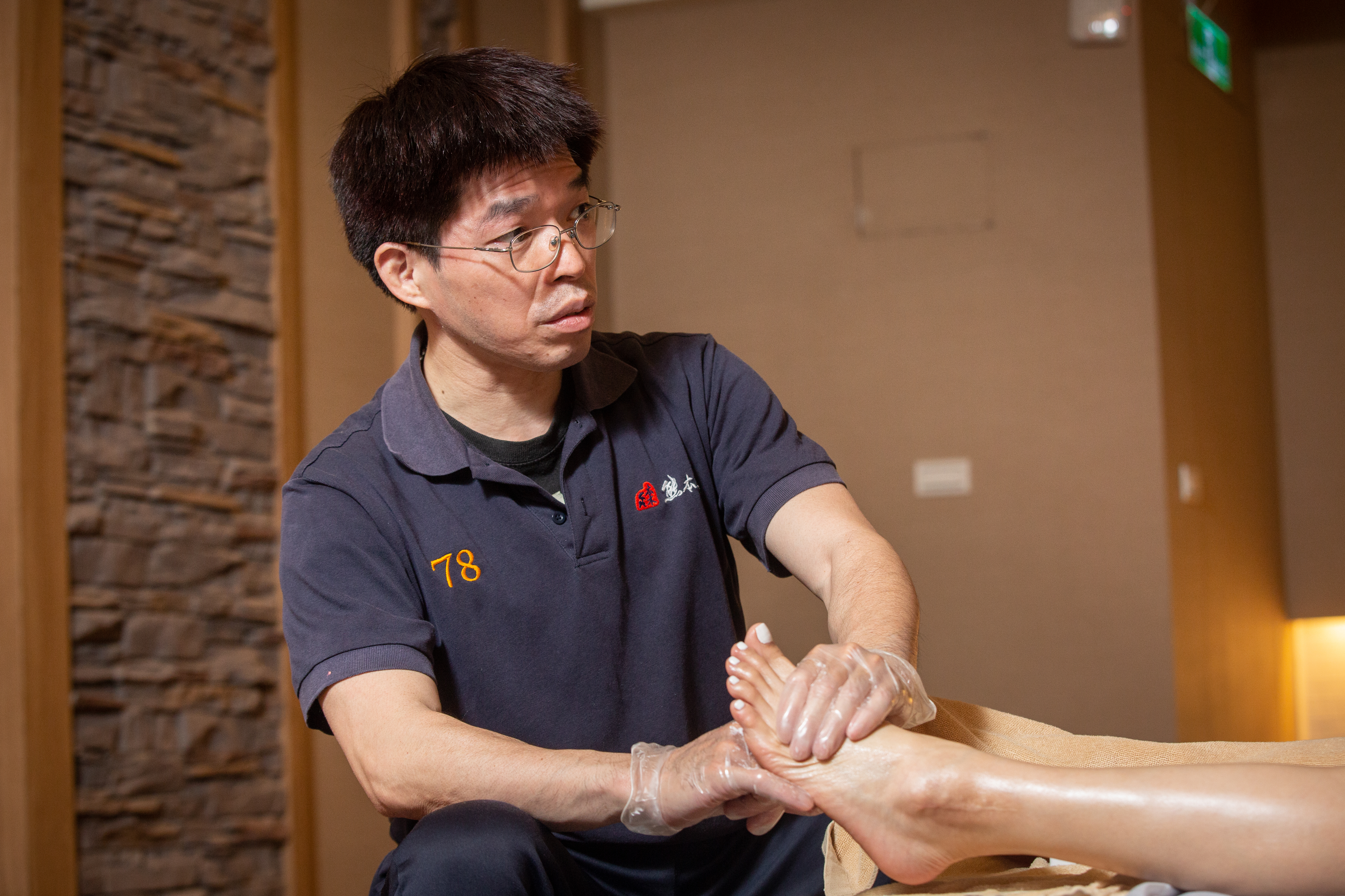 林志軒從下午3點上班到凌晨3點,當按摩師身體雖然勞累,但他覺得至少下班不必把工作帶回家,壓力比較小。