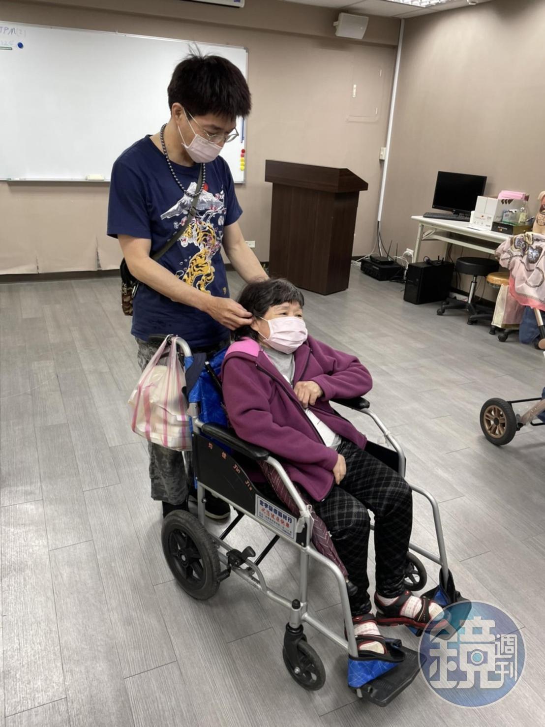 林志軒獨自照顧中風母親近十年,這天他放假,到按摩協會與同事交流技術,也帶著母親同行。