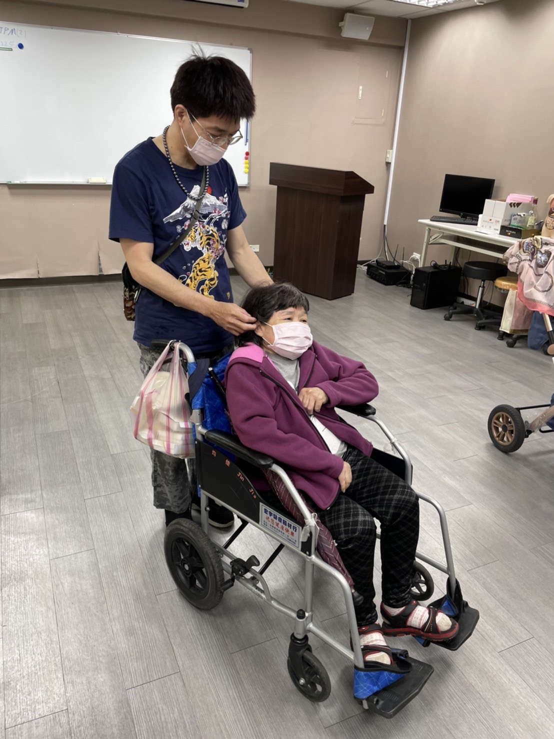 林志軒獨自照顧中風母親近十年,這天他放假,到按摩協會與同事交流技術,也帶著母親同行。