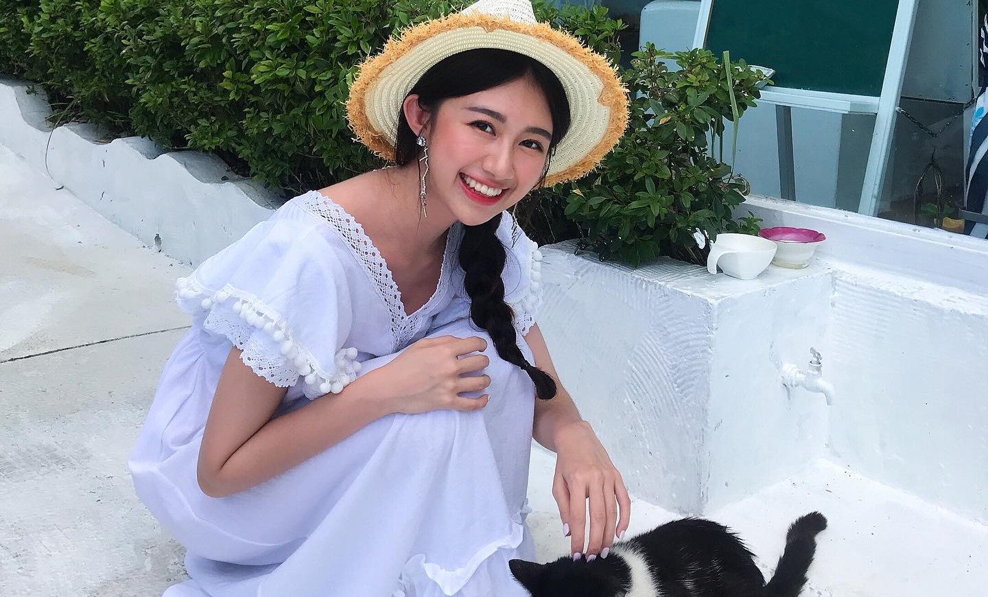 23歲甜美女星馨亞（本名謝儀諪）近日被前東家指控違約、涉嫌侵占打歌服。（翻攝自馨亞臉書）