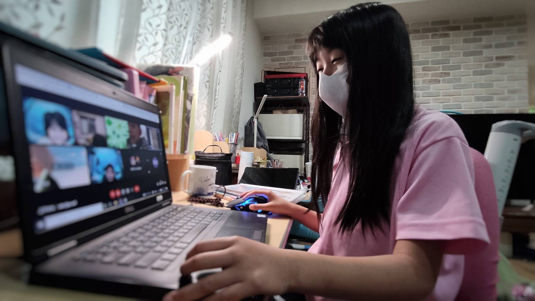 疫情燒進校園,全台已有128校採取停課措施,學生在家遠距上課。示意圖。