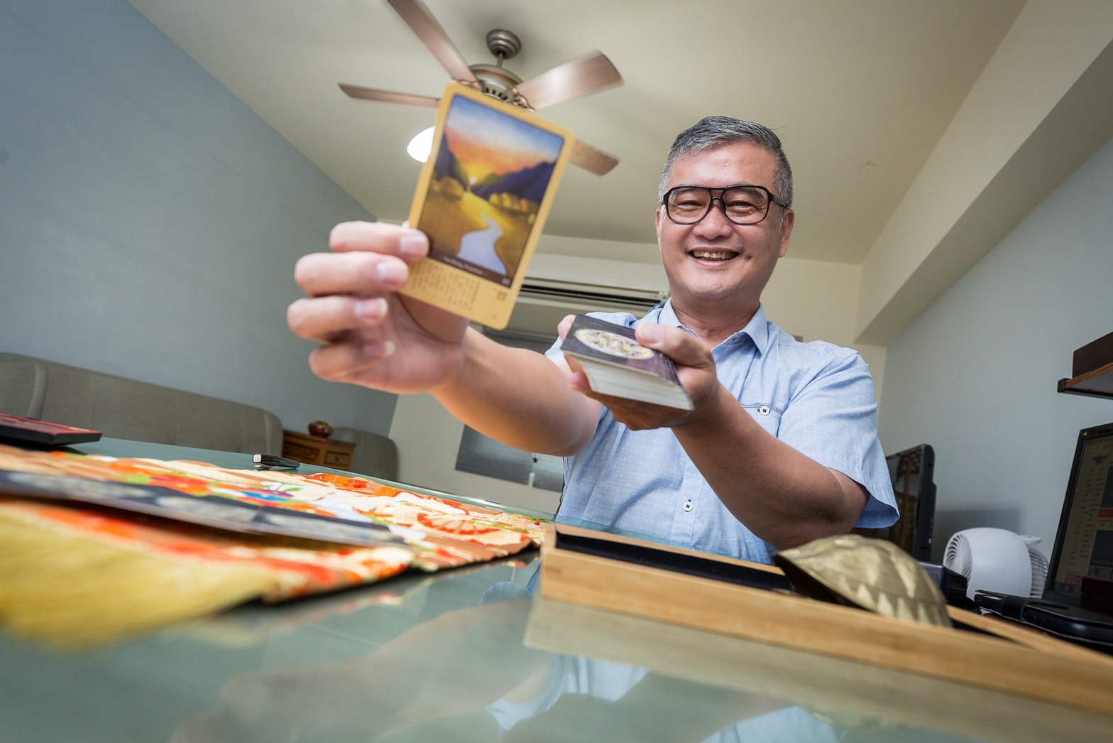 《民眾日報》記者劉煜霖，靠著多年前開始研究易經，斜槓成為命理師。