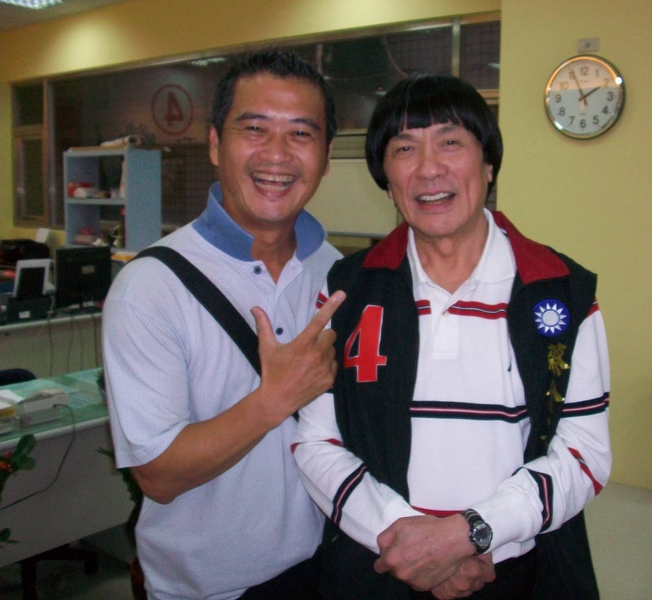 在高雄跑警政的劉煜霖,曾與南下助選的藝人豬哥亮合影。(高煜霖提供)