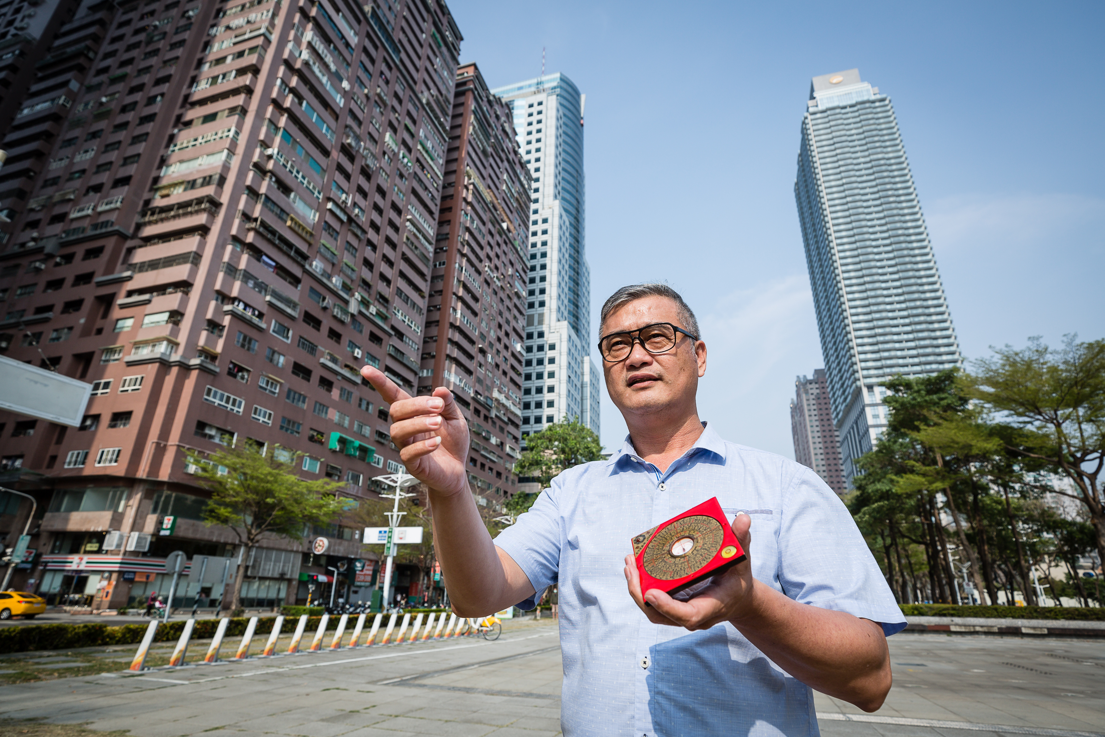 高煜霖第一份工作是房屋代銷,因此認識許多看建案風水的大師,他習藝30年,4年前正式入行。