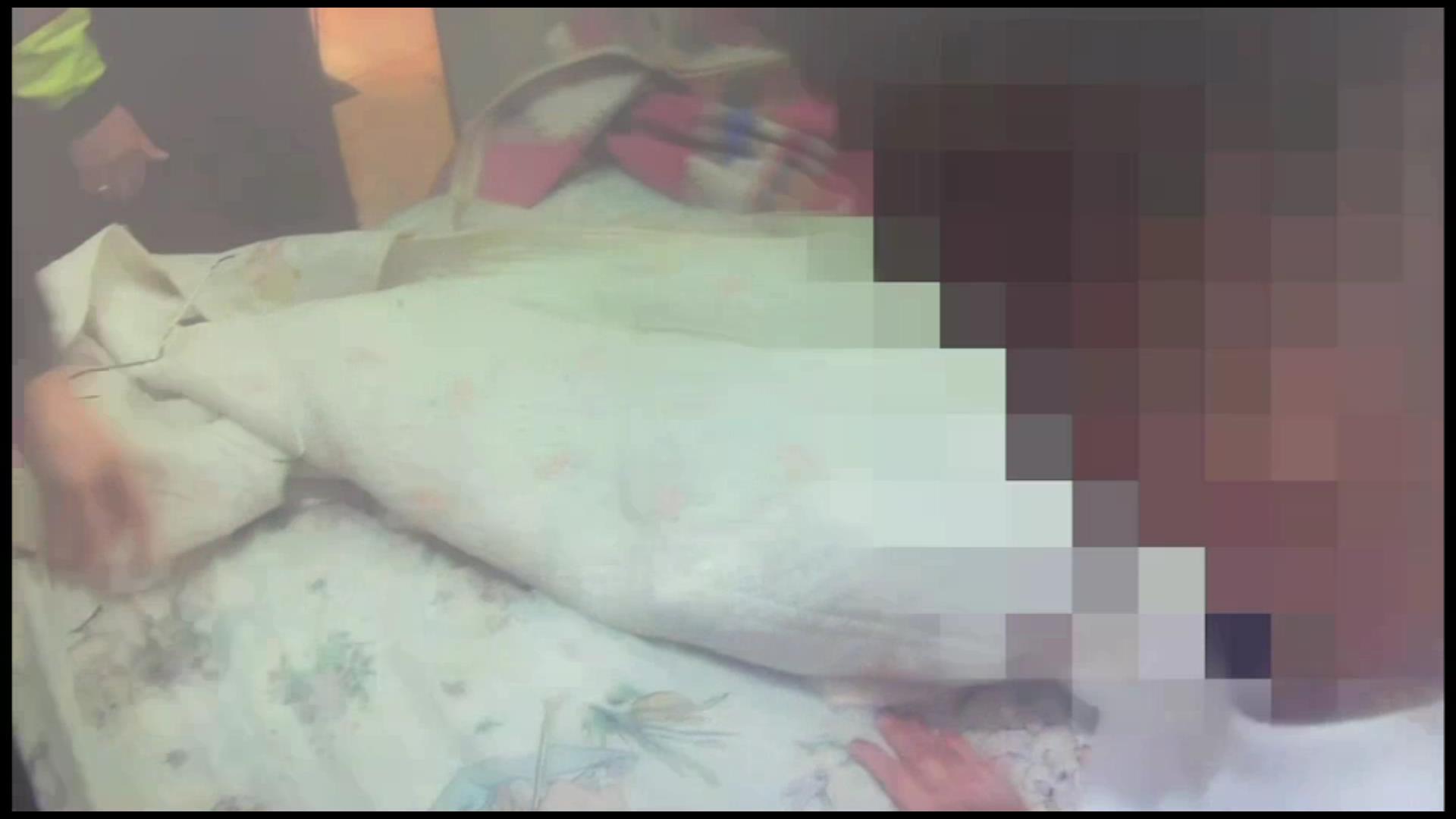 員警和莉扶老翁坐在床上。(翻攝畫面)