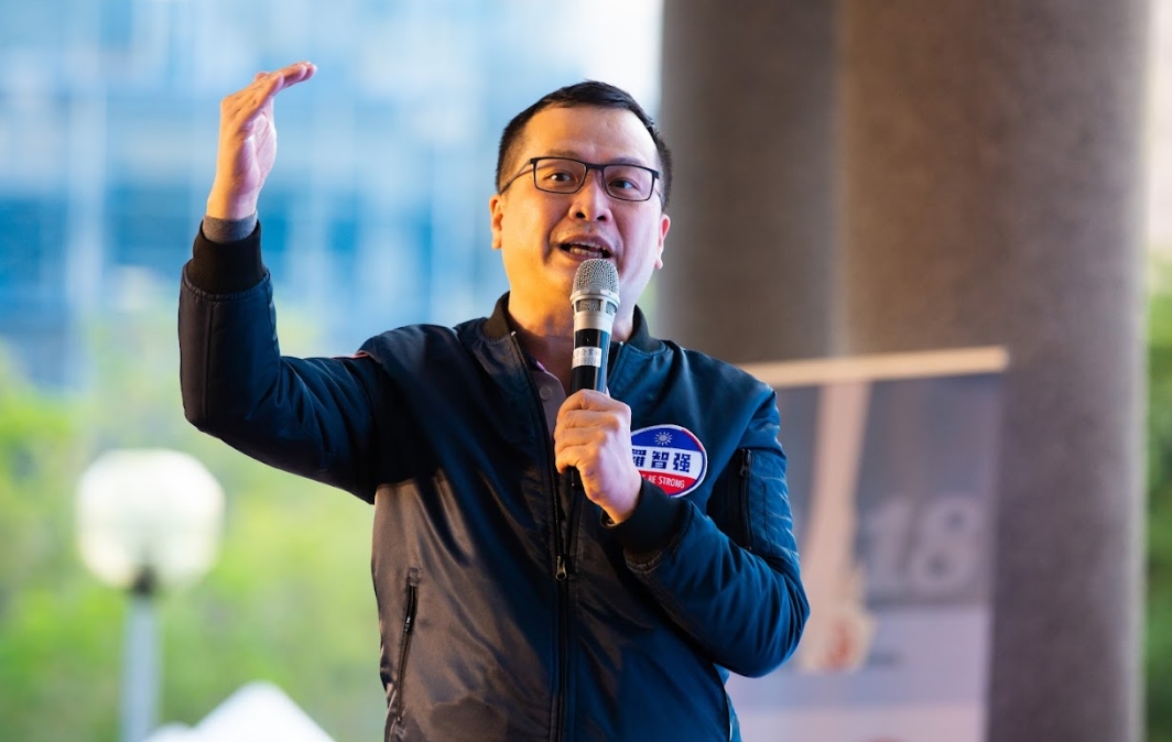 國民黨台北市議員羅智強為證明自己不弱，號召支持者追蹤他的Tik Tok帳號。（資料照）