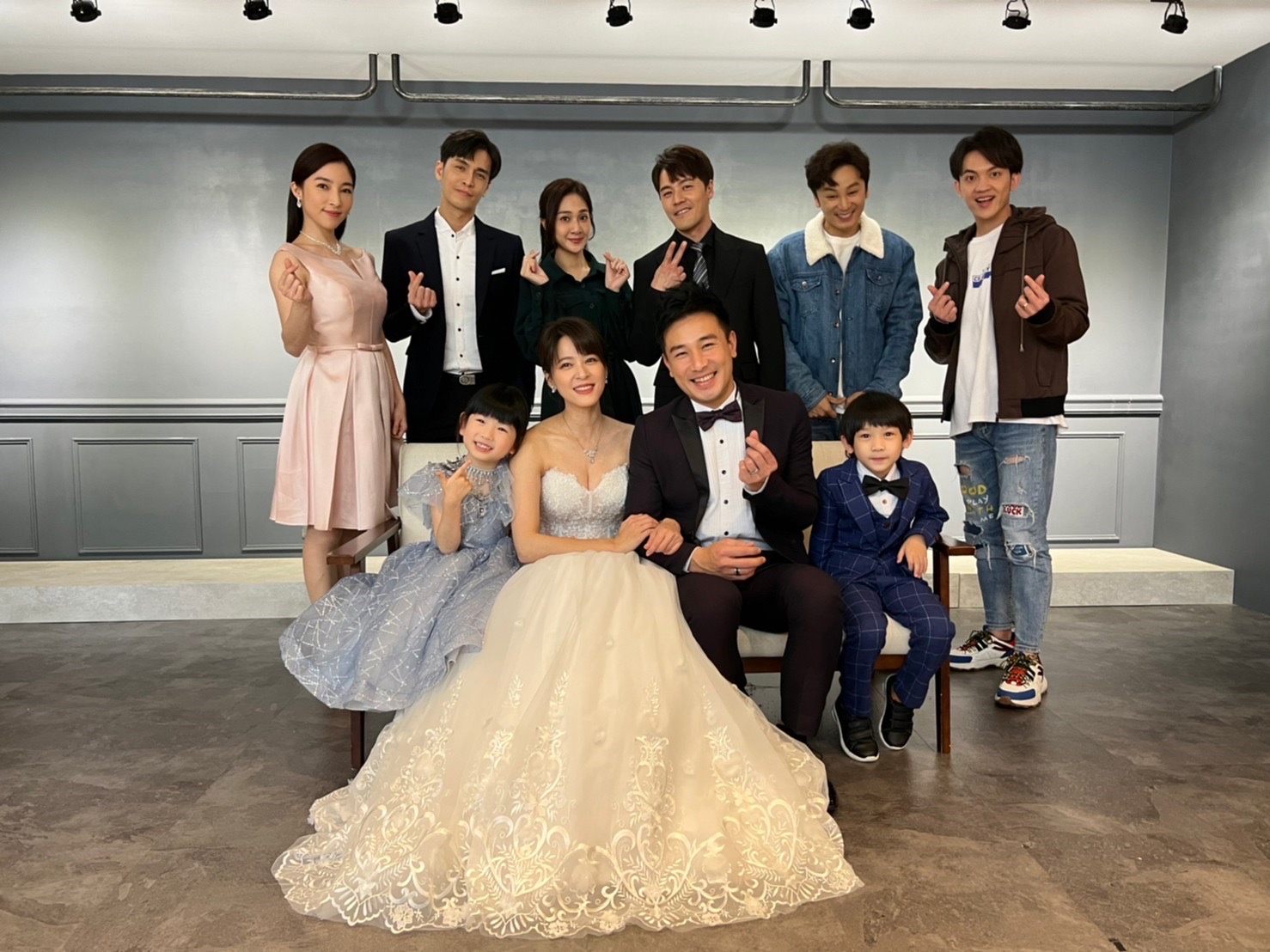 蘇晏霈、傅子純、張家瑋、Gino、邱子芯、黃文星、張書偉、郭忠祐及2位童星莉莉跟宇軒在《黃金歲月》試婚紗並拍大合照，網友看到說「高顏質全家福」。