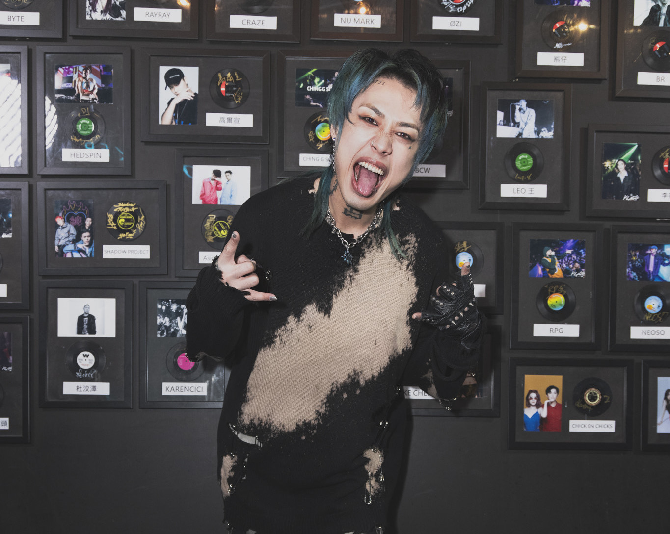 TRASH主唱阿夜宣傳5月21、22日在台北小巨蛋舉辦的《出來面對音樂節》。（一步之遙演藝提）