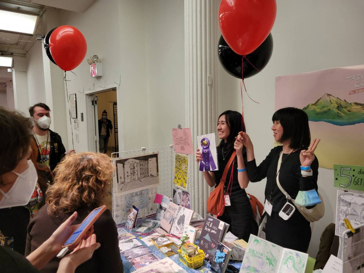 漫畫家房瑞儀（右）及劉倩帆（左）以共同創辦發行的《波音漫畫誌BO_ING_COMIX》參加2022紐約漫畫及卡通博物館藝術節。（文化部提供）