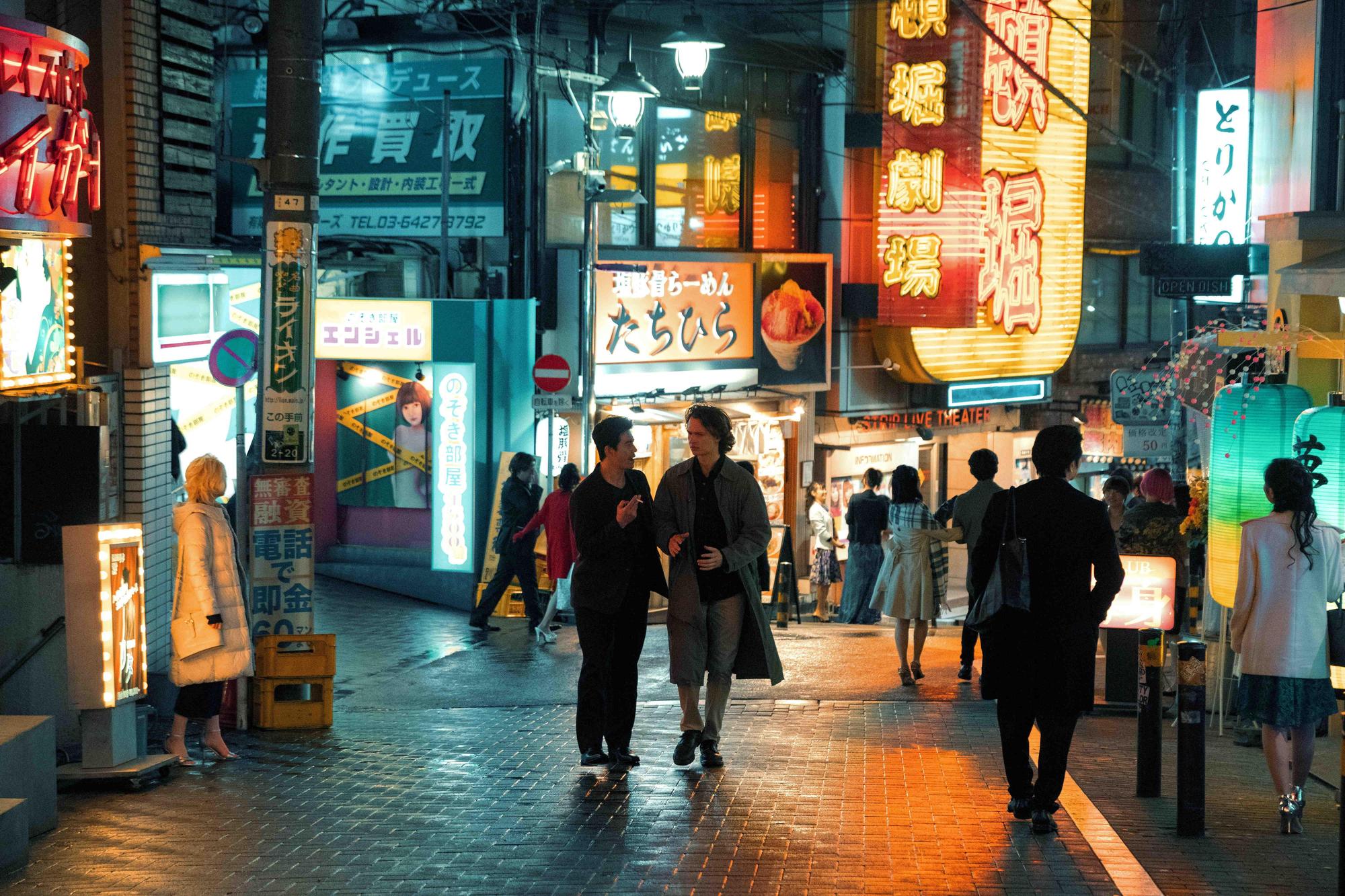 安索艾格特因為《東京之惡》而與伊藤英明(左)成為好朋友。(HBO GO提供)