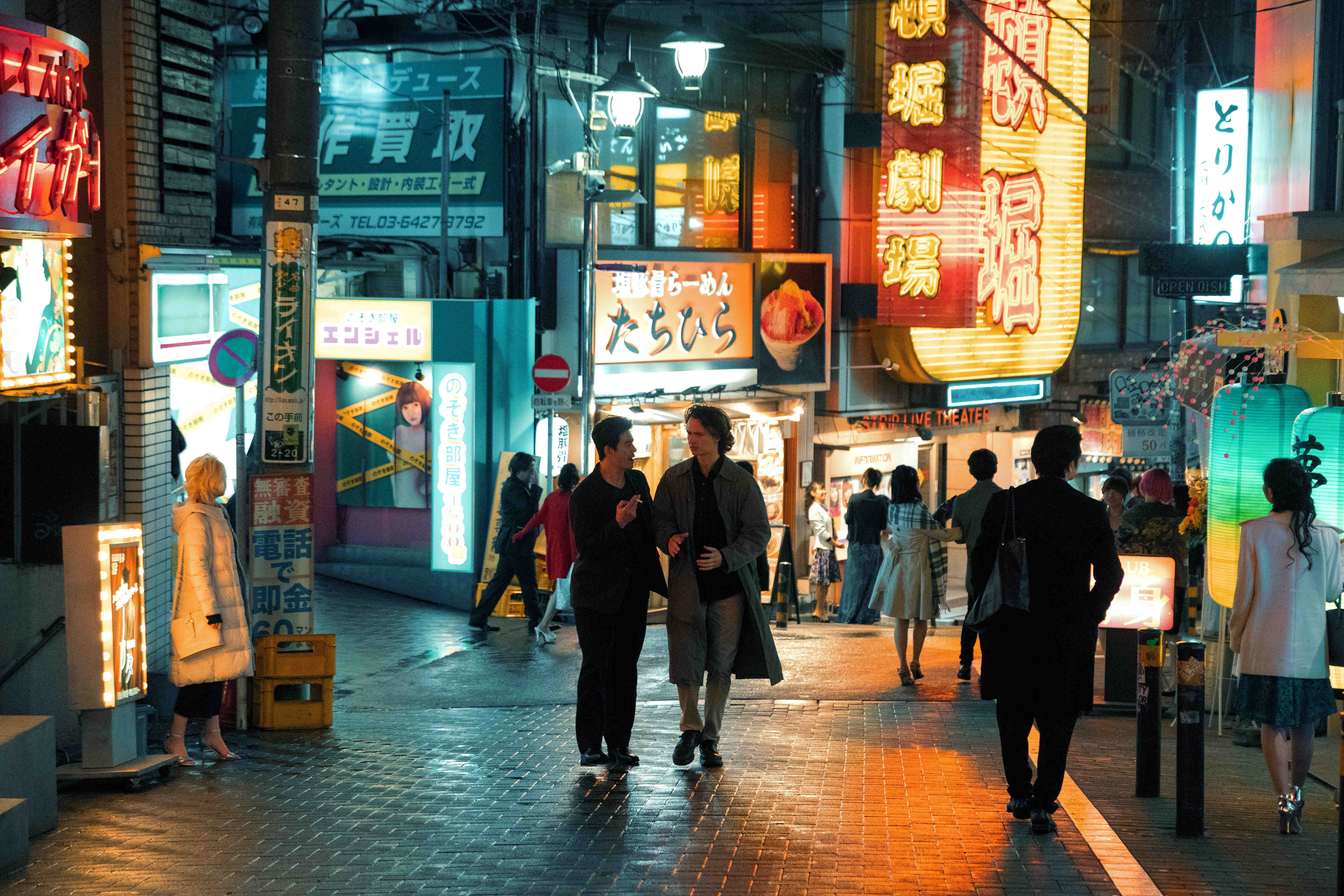 安索艾格特因為《東京之惡》而與伊藤英明（左）成為好朋友。（HBO GO提供）